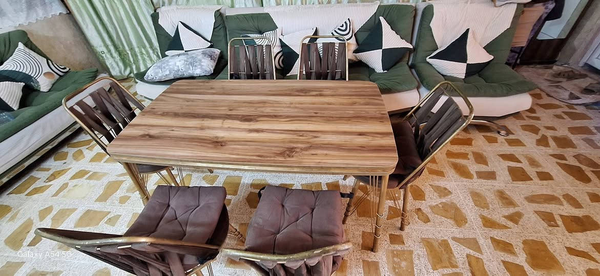 طقم كراسي معا طاولة اكل 
طاولة مطبخ معا ٦ كراسي نظيف كتير سعر ١٧٥ مكان هفالان شراي يجي خاص او واتساب ***********

