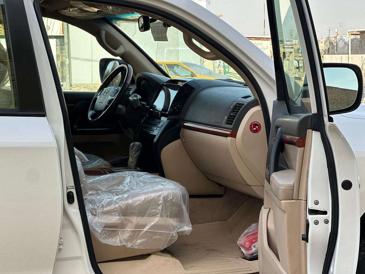 لاندكروز GXR موديل2014 بريميه 6V رقم بغداد دولي  بيه  بارد بل قبق الجنطه اصبعين بارد   باقي كفاله عامه من كلشي حداديه شرط نعومه فول تخم تاير سياره جديده كلش داخل نضيف كلش السعر 390 وبيه مجال عنوان الديوانيه  ***********
المواصفات 
فور ويل 
فتحة سقف
ثلاجه 
تبريد 3 قطع 
تبريد مركزي خلفي 
8 ايرباك 
طفايه
لايت زنون عالي ناصي
زراك لايت
مري شفط 
اشاير بل مري
داخل جلد
كشن كهرباء 3دكم
تحكم بلايت
شاشه 
كشاف زنون
مانع انزلاق
نضام تغريز
كامرات خلفيه اماميه
حساسات خلفيه
حساسات اماميه جانبيه
وبعد بيه هواي مواصفات
المسافه المقطوعه ٩٦ او مراوس حسب القناعة ديوانية, القادسية
