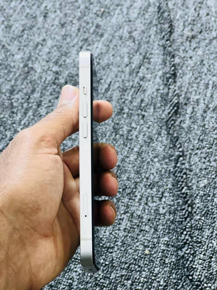 السلام عليكم ايفون 13 عادي جهاز مبدل شاشه تفصيخ مال جهاز ثاني اصليه الشاشه كفاله بطاريته ٧٧ بلاديه نضافه جهاز ١٠٠٪؜ بجيس  السعر 325 الف بس  شراي يتصل خاص ماكو. ***********
