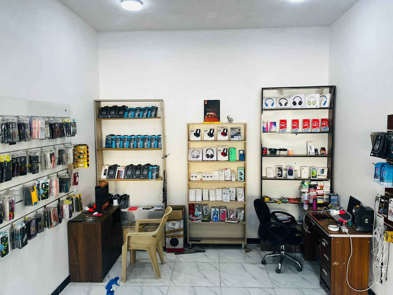 محل كامل مكمل بس تفتح اجار 75 الف 

مولد وكهرباء واصل للمحل 

اكسسوارات  كفرات عدد الف قطعه

لزكات عدد 3 الف انواع الاجهزه 

مع لابتوب حديث رام 512 ssd

ميز صيانه عدد 2 فاترينات عدد 3

سعره خاص ***********
