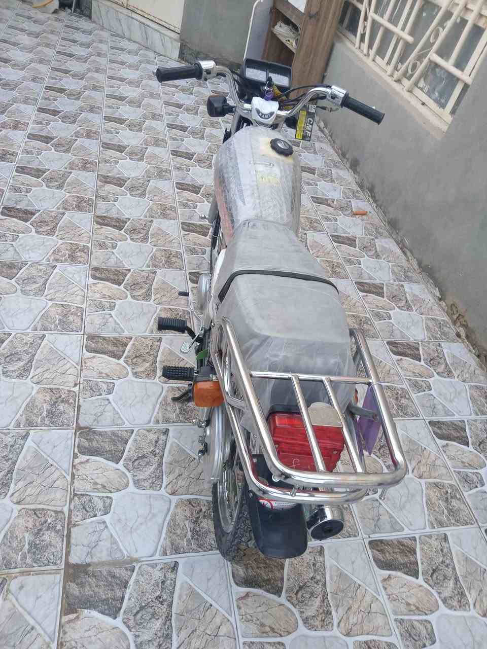 السلام عليكم دراجه للبيع 23مكفوله كفاله عامه السعر 1200 وبيه مجال قليل جدن مكان ديوانيه *********** تفاصيل كامله مو تخابر دكول شبيه مستعجل
