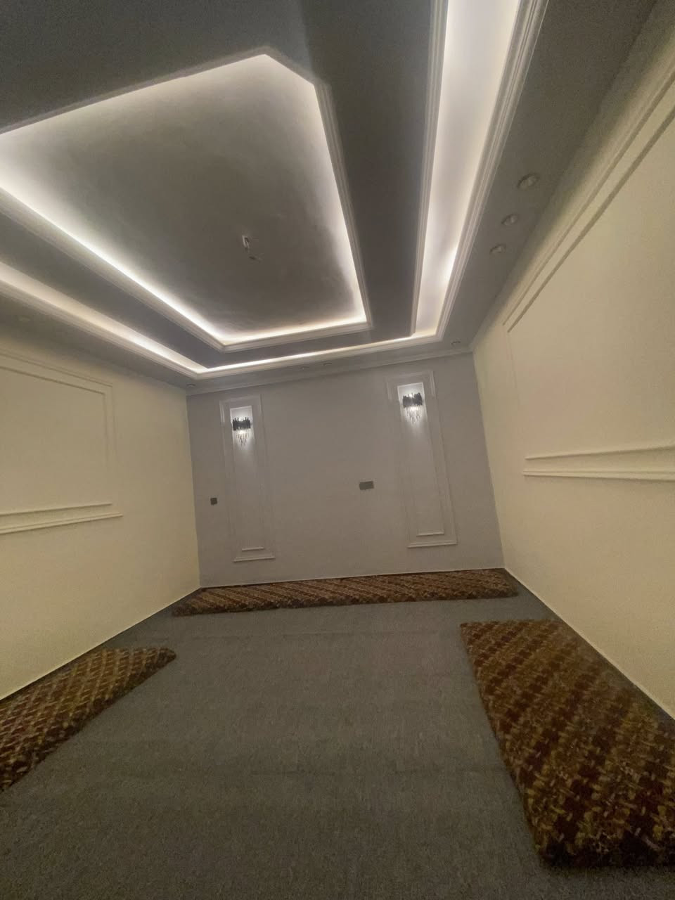 عمل.جميع. الديكورات واصبااغ.      ديكورت داخليه وخارجيه.  جبس. بوردكس. بورسلين.     
*********** 
بغداد
