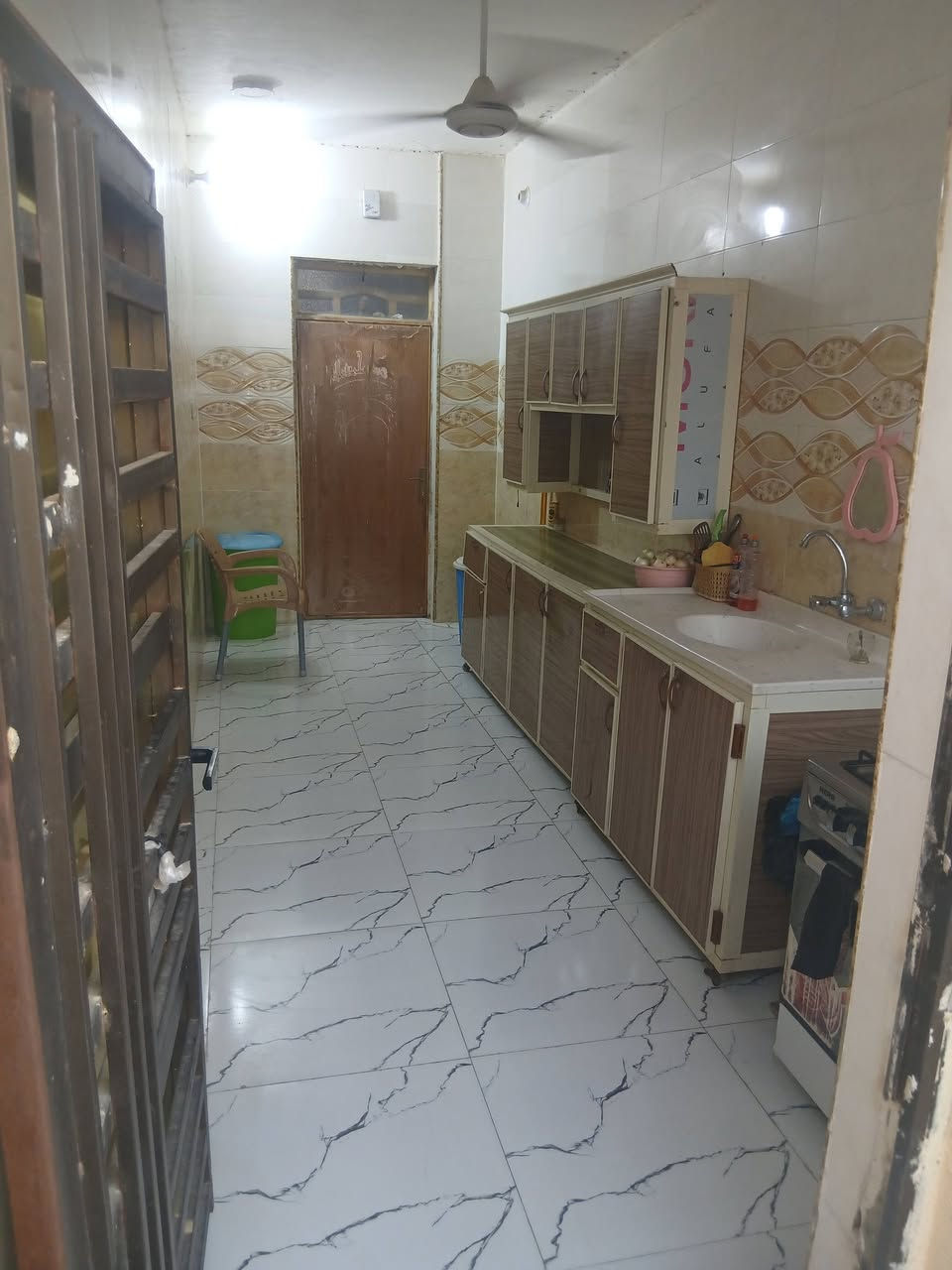 السلام عليكم 
بيت طابو صرف للبيع  المساحه في  الطابو 85 ,واقع حال  110 
الواجه ٦ ونص النزال 18  يتكون البيت من دوانيه 6x4 غرفه نوم 4x4 مطبخ 6x2ونص صاله طول ٦ متر 
العنوان حي الزهور بشارع المدرسه رياض الجنة يتوفر كافه الخدمات كهرباء ضغط عالي مجاري دفن انترنيت ضوئي السعر 70  الاستفسار  *********** واتساب
