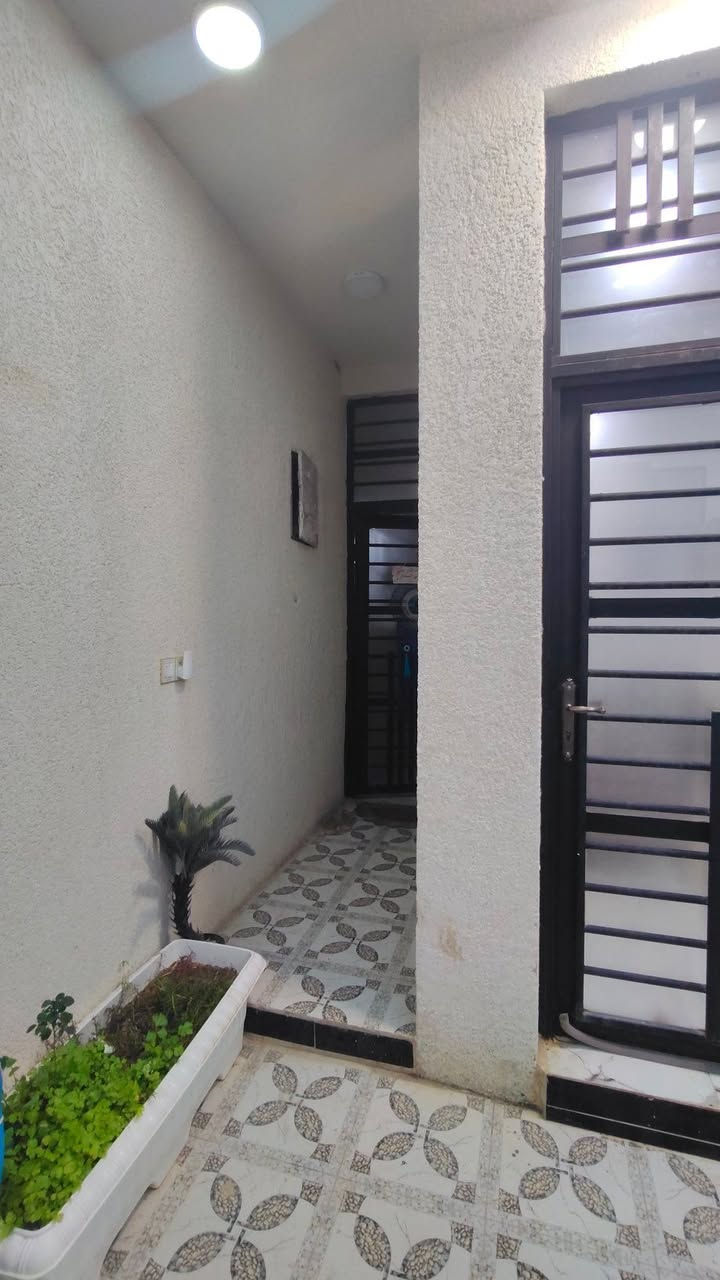 مشتمل في حي الحكيم  بناء سنة 2025 جديد مرقم 2293 من جهه معمل الاوكسجين مقابل الدبية
110متر طولي واجهه 5.5 متر نزال 20متر
يحتوي على استقبال ومطبخ وهول داخلي و غرفة نوم وصحيات داخلية وخارجية
معروض ب 41مليون وبي مجال
الشراي يتصل ***********
