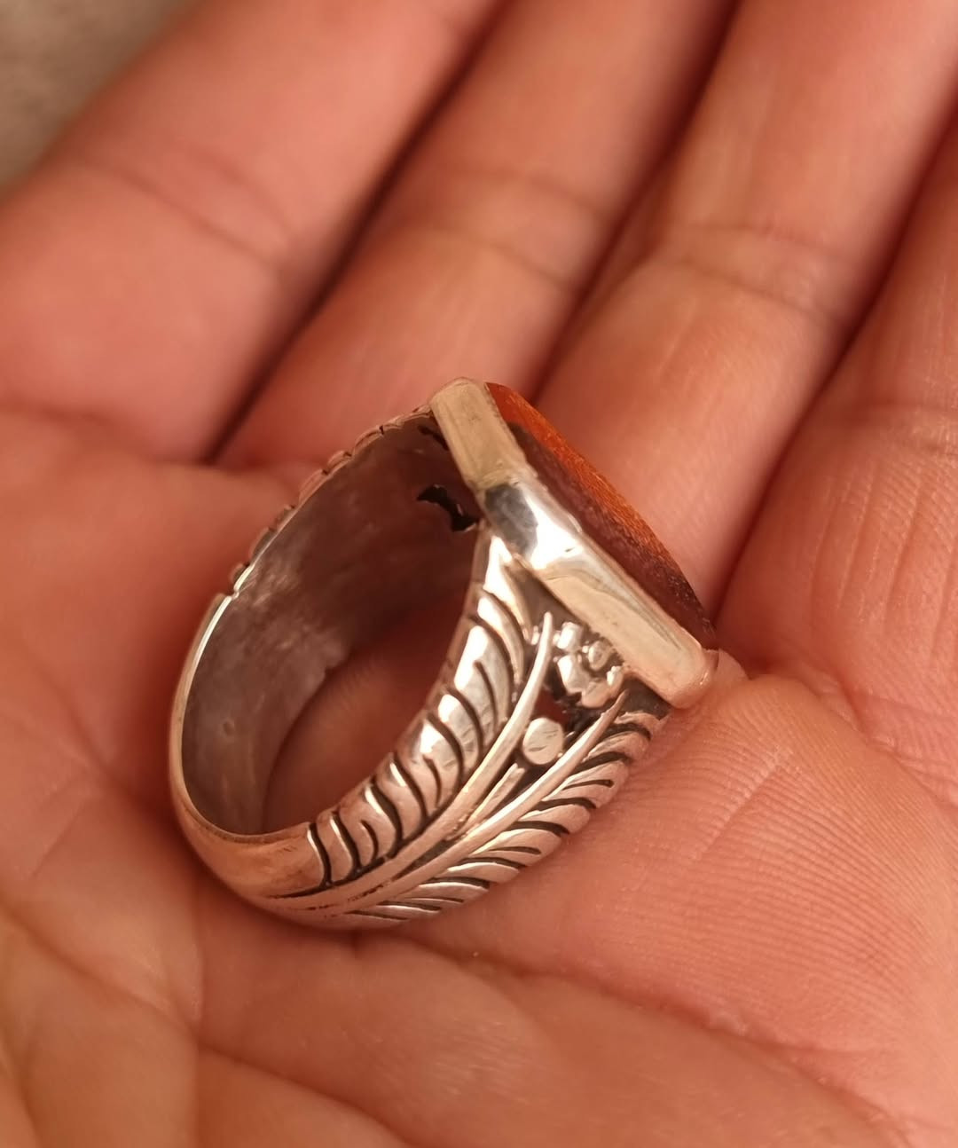 لوحه فنيه عقيق يماني زعفران مخطوط خط يدوي المبدع الأستاذ السيد علي ابو غربان 🔥سورة الإخلاص المباركه كامله 
بصياغه يدويه ثقيله للبيع مكاني بغداد يوجد توصيل إلى جميع المحافظات للبيع فقط فقط أحبتي الغوالي ما اراوس بس ابيع 
***********
