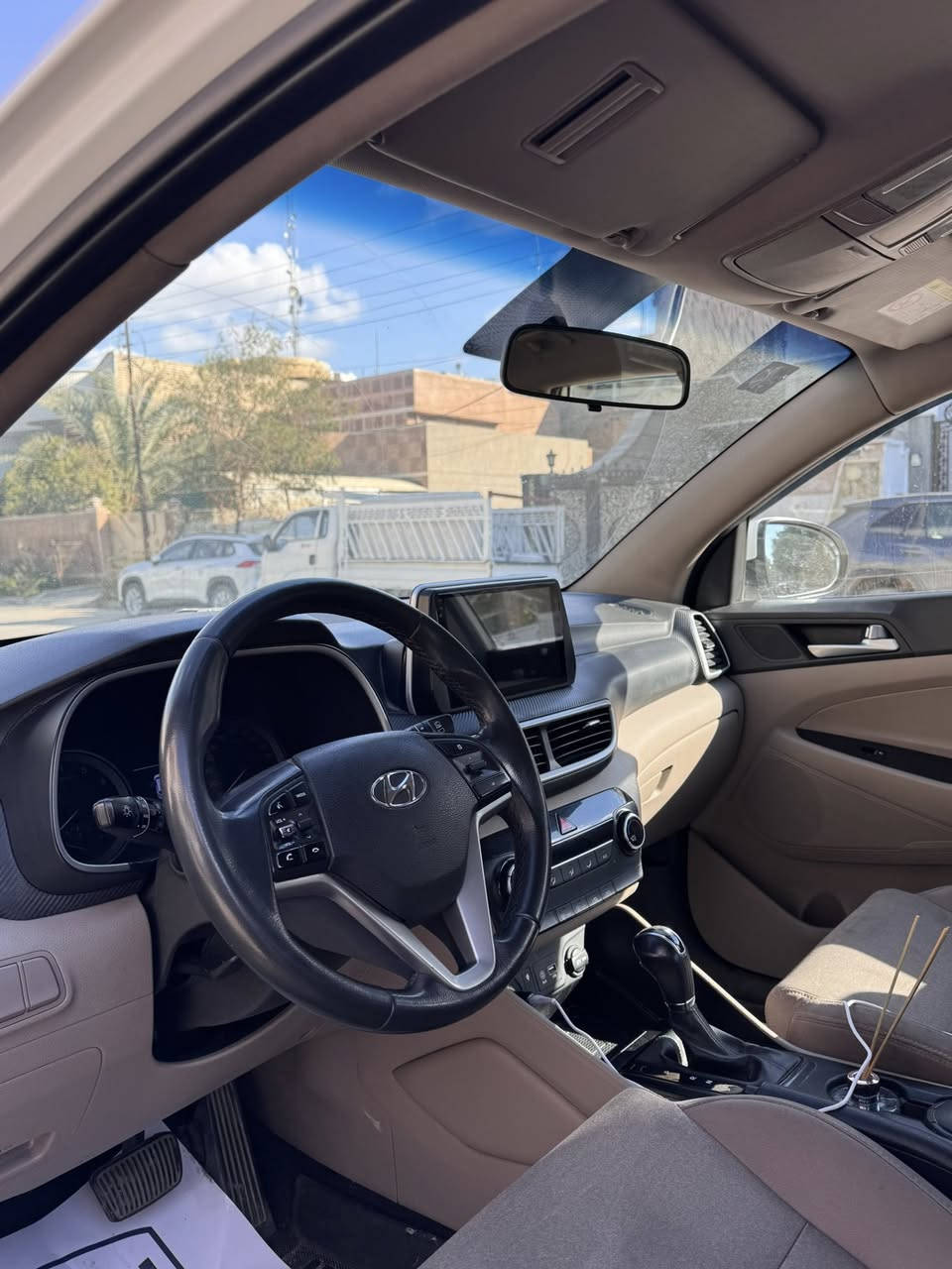 سلام عليكم

توسان 2020  خليجي فول مواصفات عدى الفتحة 
السياره بيها حالوب بسيط قماره وبنيد وبيها طخه بسيطه بلباب والباقي مكفول 
مواصفات 
بصمه ابواب +تشغيل 
كراسي عدد 2 كهرباء 
شاشه 
كامره امامي +خلفي دوار 
مشدودله منظومه كامله زنون ب300$ اصليه 
لد نهاري 
حساسات 
شاحن واير ليس 
شاشه اعطال 
تحكمات فول 
تغير وضعيات قياده 
وبعد اهواي مواصفات 
مكانها بغداد جكوك
السياره رقم دولي جديد وبأسمي تحويل ثاني يوم 
السعر 190وبيها مجال ان شاءالله 
الاستفسار ***********
