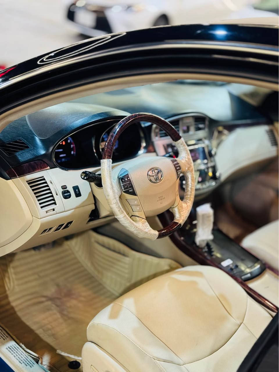 تۆیۆتا ئەڤەلۆن مۆدیل ٢٠١١ مواسفات خەلیجی لیمیتید فول فول مواسفاتی خەلیجی ناو زەرد کوشن جلد ٦ سیدی سوکان ڤۆلیوم تحدید سورعە ناو فۆرمیکا  سلایت و بەسمە فول فول سەیارەکە بێ بۆیاغە تەنها سێ چوار شوێنی تعدیلە ١٧٤ هەزار ڕۆشتوە گیر و مەکینە بەشەرت نەکراوەتەوە سعری ١٥٣ گەلا بۆ زانیاری زیاتر ***********ناونیشان کۆیە كويسينجاك, أربيل
