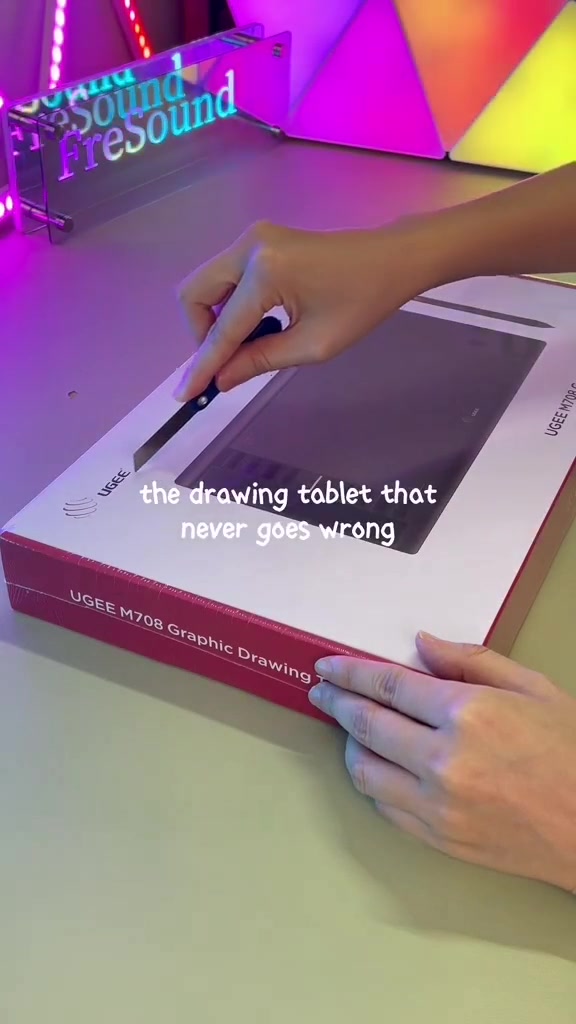 UGEE M708 Drawing Tablet
يأتي لوح الرسم UGEE M708 Drawing Tablet بمساحة عمل واسعة بحجم 10 × 6 إنش، لتمنحك حرية أكبر في الرسم والتصميم باحترافية عالية.
مزوّد بـ 8 أزرار اختصار قابلة للتخصيص لتسهيل الوصول السريع لأدواتك المفضلة وزيادة إنتاجيتك أثناء العمل.
كما يتضمن القلم المطوّر PD1 بدون بطارية، والذي يدعم مستوى ضغط فائق الدقة يصل إلى 16 ألف مستوى، لالتقاط أدق تفاصيل الخطوط والانحناءات بسلاسة واستجابة طبيعية تحاكي الرسم الحقيقي.
✨ الخيار المثالي للمصممين، الرسامين، والهواة الباحثين عن تجربة رسم احترافية تجمع بين الدقة، الراحة، والأداء الممتاز
خدمة توصيل 5,الاف لجميع المحافظات