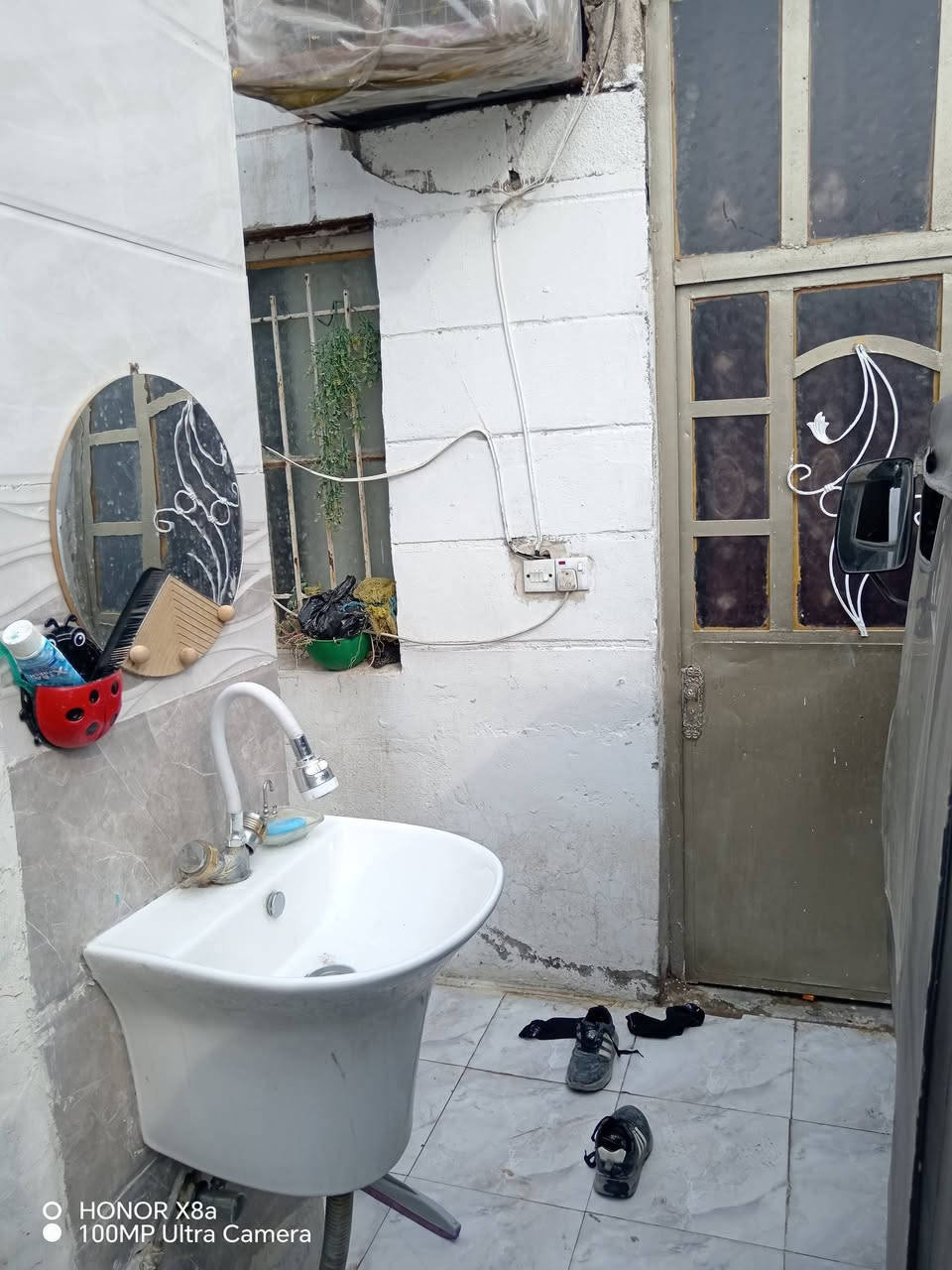 اسلام عليكم بيت للبيع مساحة ١٠٠ بمجمع فدك بجهة الرئاسة قريب شارع العام مشمول بقرار تمليك محتوياته غرفتين نوم صاله استقبال صحيات السعر ٣٩ وبي مجال قليل ***********
