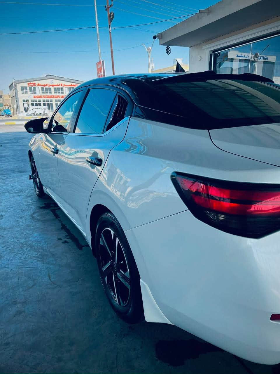 نيسان سينترا SV 2024
4 سلندر  2.0 لتر (DOHC)
 Xtronic CVT  
 .تشغيل ذكي مع خاصية التشغيل عن بُعد 
 .نظام (Idle Stop/Start) الذكي لإطفاء المحرك تلقائياً عند التوقف لتوفير البنزين.
 .رادارات أمامية وحساسات خلفية.
 .شاشة 8 بوصة (Apple CarPlay & Android Auto).
 .شاشة معلومات رقمية في لوحة العدادات مقاس 7 بوصة لعرض كفاءة القيادة والتنبيهات (Advanced Driver Assist Display).  
 .مقاعد قماش مخمل فاخر 
. مقود D shape بتحكم كامل (مثبت سرعة، تحكم بالصوت، والرد على المكالمات).
 .منافذ شحن (USB Type-C و USB )  
 .نظام نقطة العمياء  
 .رادار الفرملة التلقائية 
(Automatic Emergency Braking).
 .تنبيه حركة المرور الخلفية 
(Rear Cross Traffic Alert).
 .نظام التحذير من الخروج عن المسار 

 ماشية (33 الف كيلومتر)
مكان تواجد السيارة: الديوانية
 السعر : 158 قابل للتفاوض 
 رقم الهاتف للتواصل: ***********
((بيع او مراوس بأحدث مع فرق))

