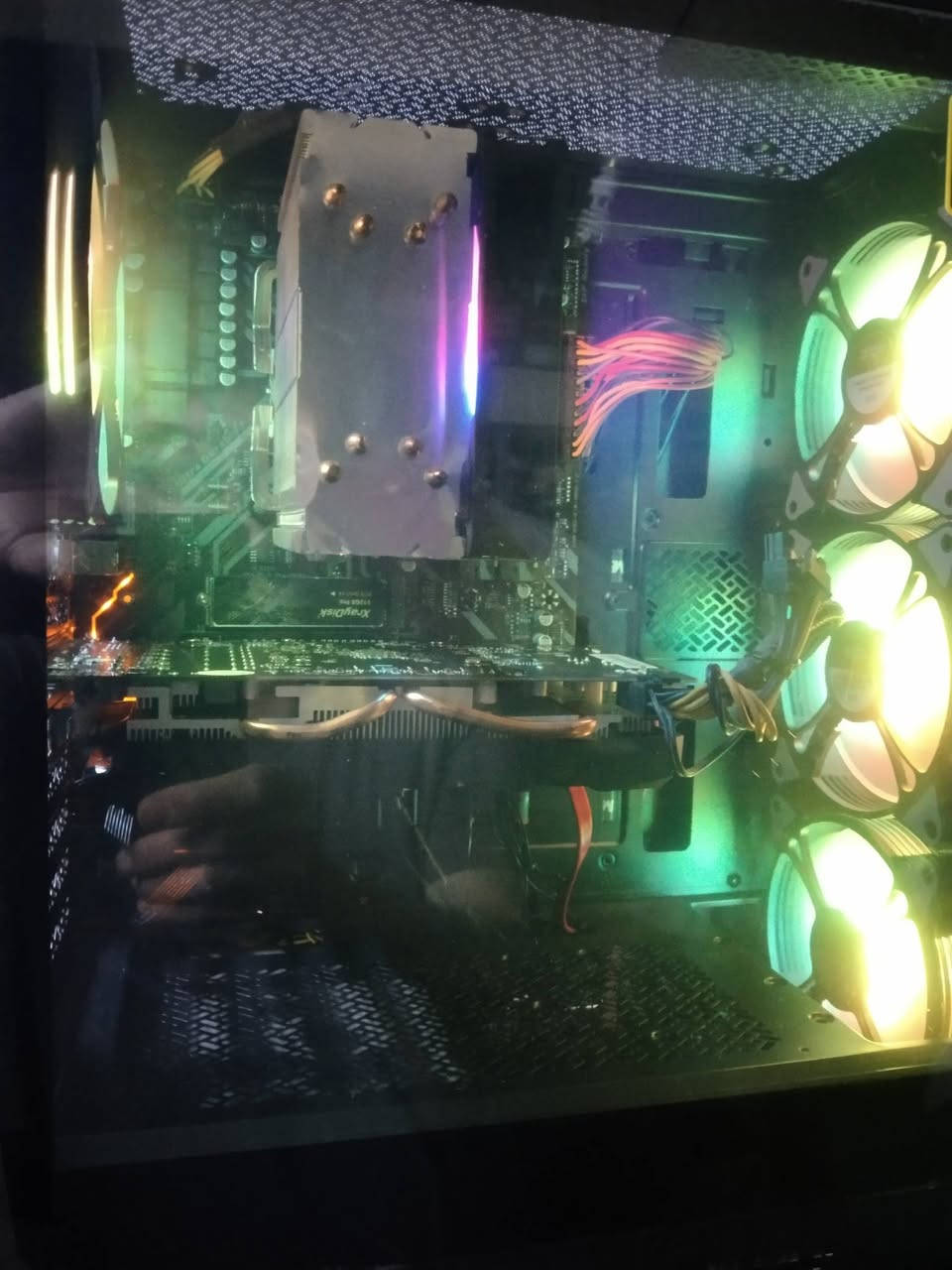 السلام عليكم
حاسبة دسكتوب تجميع رايزن 5 للبيع 
.....
السعر 530 ألف دينار 
***********
عنوان بغداد زيونة 
البيع بضمان الفحص 
لا يتوفر توصيل 
......
ملاحظة 
كيس فقط بدون أي ملحقات 
كيس فقط بدون أي ملحقات 
......
المواصفات 
معالج رايزن 5 AMD Ryzen 5 3500X
كارد شاشة 8 كيكا جديد AMD RX 560XT GDDR5 
هارد 512 كيكا للنظام والبرامج جديد M2 nvme 
هارد واحد تيرا 1000 كيكا للالعاب HDD 
رام 16 كيكا جديد 8+8 تردد 3200 DDR4 
مذربورد AMD Gigabyte B450 DS3H
تبريد معالج احترافي جديد Sseasonic RGB 
باور سبلاي 500 واط حقيقي Huntkey 
مراوح انارة متغيرة عدد 4 جديدة مع المتحكم Aigo RGB 
كيس حجم وسط جديد Gamemax 
.......
الحاسبة تعمل على نظام وندوس 11 وتحتوي على أكثر من 40 لعبة طور القصة اوفلاين مع لعبة ببجي موبايل اونلاين 
.......
مع جزيل الشكر لإدارة المجموعة
