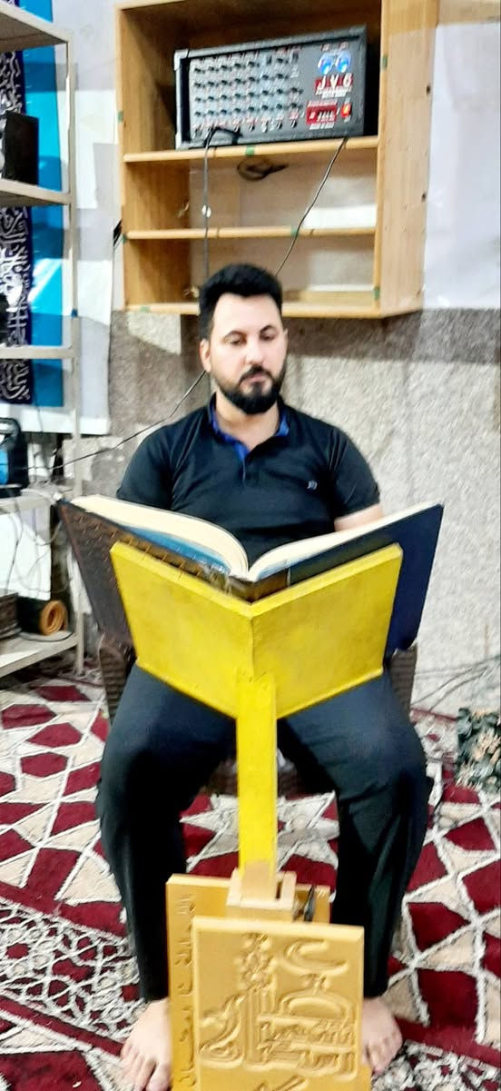 مؤسسة الإمام زين العابدين عليه السلام القرآنية الثلاثاء : ١٦  / ٦ / ٢٠٢٦م، ٣٠ ذو الحجة ١٤٤٧هجري المادة : علم الصوت والنغم القرآني المستوى الأول الإستاذ : القارئ وسام صباح الگرعاوي 
   (دورة انيس النفوس القرآنية قسم الرجال )
📸 🎞 التغطية الإعلامية المصورة لدورة علم الصوت 🗣️ 🎼 والتنغيم القرآني للرجال (المستوى الأول)، التي يحاضر فيها 🎤 الأستاذ وسام صباح الگرعاوي، والتي يشرف عليها الدكتور عادل شاكر وهام الزيادي، في مؤسسة الإمام زين العابدين ع القرآنية، يوم الثلاثاء الساعة 🕗 مساء، يذكر أن أساتذة المؤسسة القرآنية والمشاركين في الدورة قدموا تلاوات فردية في بناء قالب التلاوة (الإستهلال والتوسط والتعجيز)، وكيفية استخدام مقام البيات ثم الإنتقال إلى مقام الراست ومن ثم العودة للتسليم والتعجيز في مقام البيات، وكيفية بناء هذه الجمل النغمية بالشكل السليم، كون هذه الدورة تعنى بتطوير مهارات الأداء الصوتي والتنغيمي لدى قرآء القرآن الكريم.  
🖌 خالص الدعوات لأساتذة المؤسسة القرآنية ولجميع المشاركين في هذه الدورة القرآنية المباركة بالتوفيق والقبول والسداد 🤲
الشيخ سيد رياض ابو مصطفى المعموري الموسوي م . مؤسسة الإمام زين العابدين عليه السلام القرآنية
@@@@@@@@@@@@@@@@@@
🪀 للإستعلام والمشاركة في الدورات المجانية المفتوحة التواصل مع ادارة المؤسسة 👇 *********** / *********** ،
 أو التواصل مع إدارري الدورة الأقدم/ @إشارة 
(القارئ حكيم محسن الشمري)*********** 
💥💫💥💫💥💫💥💫💥💭💥💭💫
🖌 إعلام مؤسسة الإمام زين العابدين ع القرآنية 
🖌 الثلاثاء ١٦ / ٦ / ٢٠٢٦م , ٣٠ ذو الحجة ١٤٤٧هـ.
