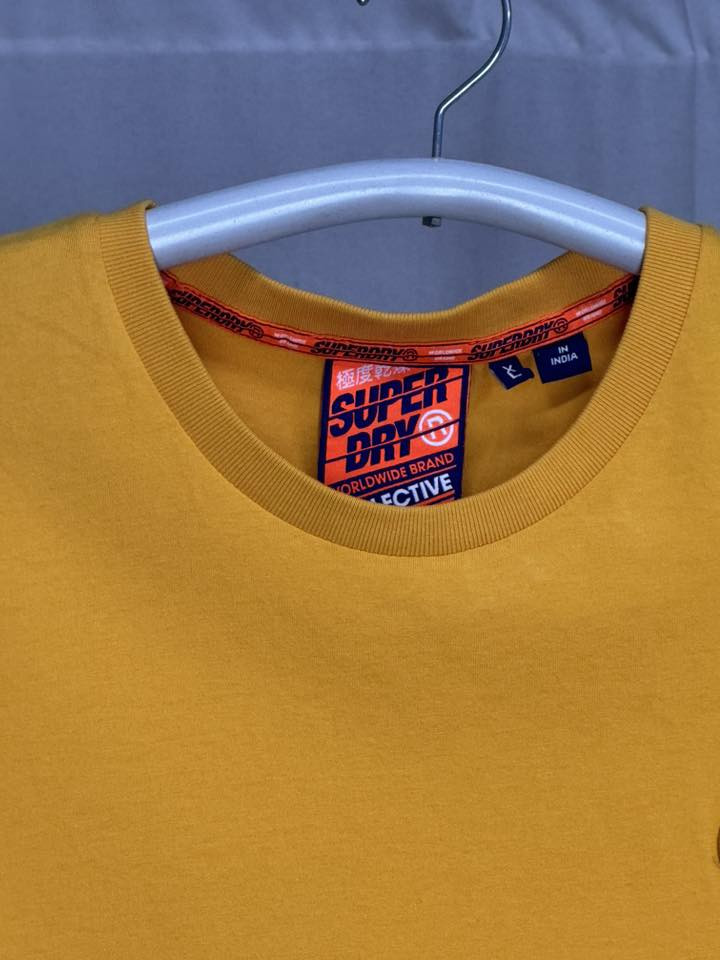 تشيرت  ( Super dry )  سوبر كريم
القياس   M ما مستخدم

النظافه 💯/💯  

يوجد توصيل 🚚 (بغداد -محافظات )
☎️رقم الهاتف :***********

للحجز -دايركت
