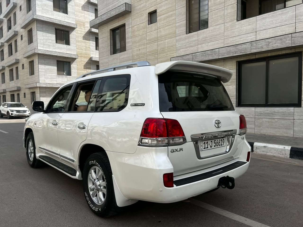 السلام عليكم لاندكروز موديل ١١ ستيني اصل تكمة وسنوية السيارة باسمي رقم دولي الجديد مكفول من حادث وصبغ وتبديل ومحرك وكير جاهزة ومابيها اي نقص تخم تاير وصدر جديد ونظافتها احلى من الصور ماشية ١٠٣ حقيقي شرط الفحص 
فتحة سقف سلايت 
بصمة ابواب وتشغيل 
فور ويل 
سبعة راكب 
داخل جلد بيجي 
مقعد السائق كهرباء 
انارة داخلية
اشاير مري 
مري شفط 
تحكم ستيرن 
حساس امامي خلفي 
زراك لايت 
اضاءة زنون 
مكانها بغداد وسعرها ٣٢٥ للاتصال 
***********
