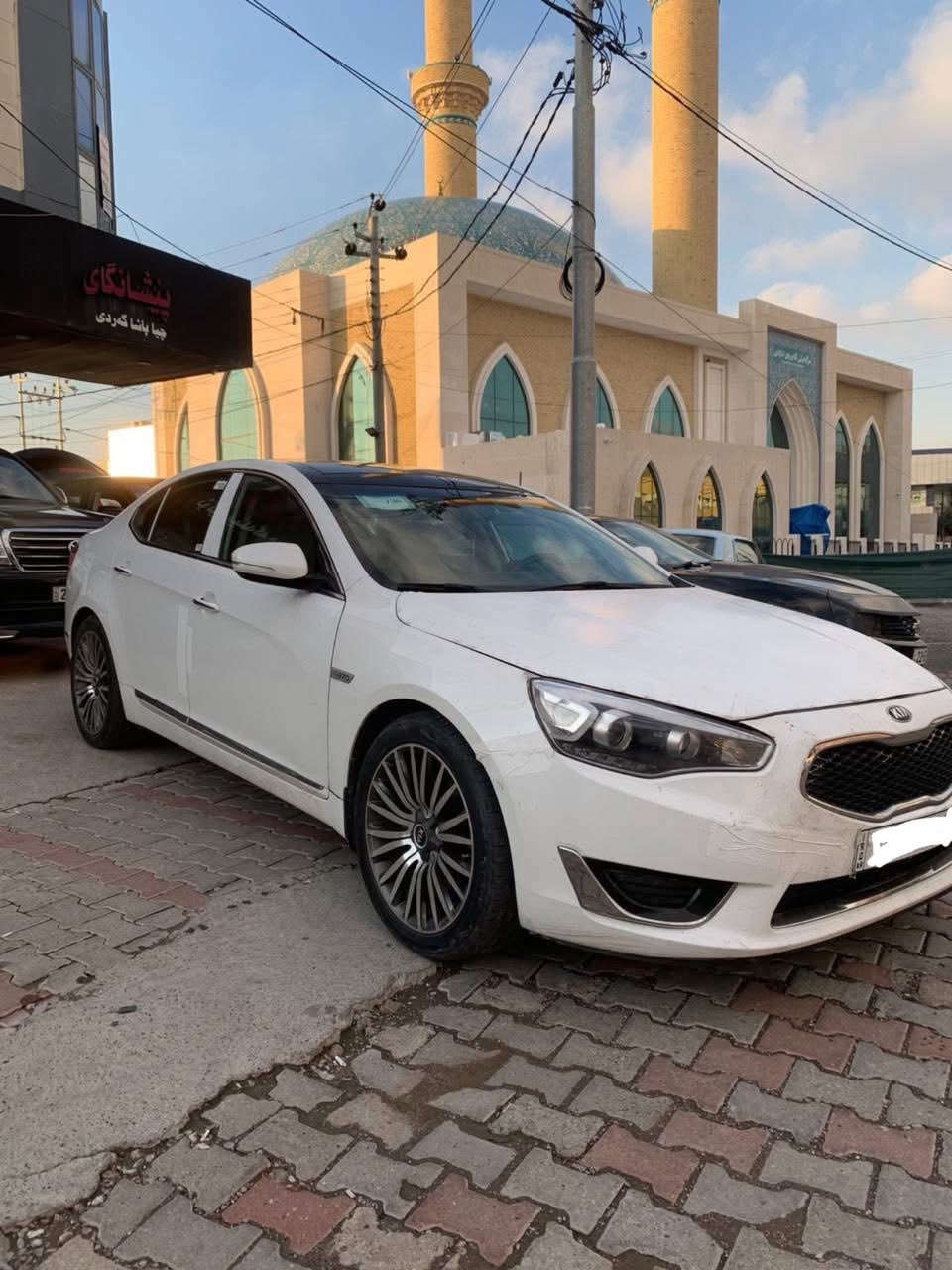 كيا كادينزا خليجي  دوش
موديل 2015 
 السيارة رقم بغداد بأسمي  ماشية 130 الف
بيها ضربة جاملغ امامي ايمن عندي مضروبة 
والمحرك مفتوح بوكالة كيا لغرض تبديل بطل البراد 
وبارد خفيف 
السيارة نظيفه 
المواصفات
بدون بانورما 
محرك 3500 دوش 6 سلندر 
تشغيل بصمة مع بصمة الابواب الامامية ودخول ذكي
نظام ترحيب +نظام راحه عند تشغيل والاطفاء
انارة بالمرايات والابواب الامامية
كاميرا وحساسات خلفية 
حساس ماسحات
بردة خلفية متحركة 
كشنات كهربائية جلد تدفئة 
لوحة تحكم نضام صوت والتبريد لراكب الخلفي
تحكم كامل بالستيرن
شفتات ستيرن رياضي بلادي
الصوت انفنتي 12 سماعة 
مري شفط مع الاشاير + مرايات قلاب ويه R
ويل حجم 19
وباقي مواصفات الكادينزا معروفه
السعر 130
مكاني العمارة 
للإستفسار اتصل ***********
