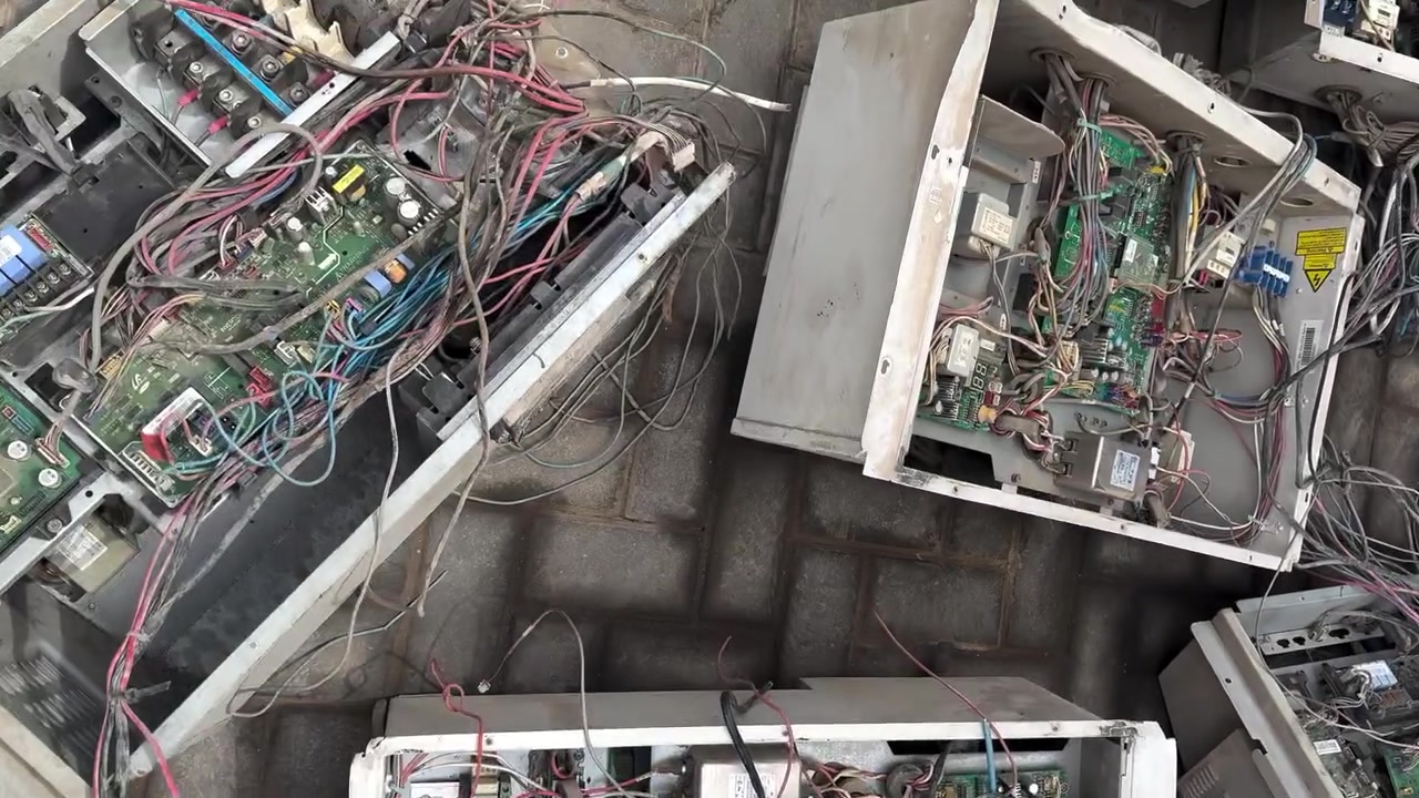 بشـرى سـارة لأصحاب الورش والمواطنين! 🚨
كل حلول الإنفيرتر (Inverter) صارت بمكان واحد يم "ورشة التقني"! 😎🔧
تعبت من التدوير على القطع الأصلية؟ ورشة التقني توفرلك كل اللي تحتاجه وبأسعار تنافسية ما تلقى مثلهة بالسوق:
 كارتات إنفيرتر أصلية لجميع الماركات العالمية:
⚡ (LG - TOSOT - GREE - Hisense - Midea) وغيرها..
 ماطورات (كمبريسورات) إنفيرتر بجميع الأحجام والسعات:
⚡ (1 طن / 1.5 طن / 2 طن / 3 طن)
✨ التميز مالتنا: كل القطع مجهزة مع ضمان حقيقي ومكفول! 🤝
🚚 خدمة التوصيل: متوفرة لجميع محافظات العراق العزيزة.
📍 العنوان: بغداد - حي أور - قرب جامع الفردوس.
📞 للحجز والاستفسار: ***********
