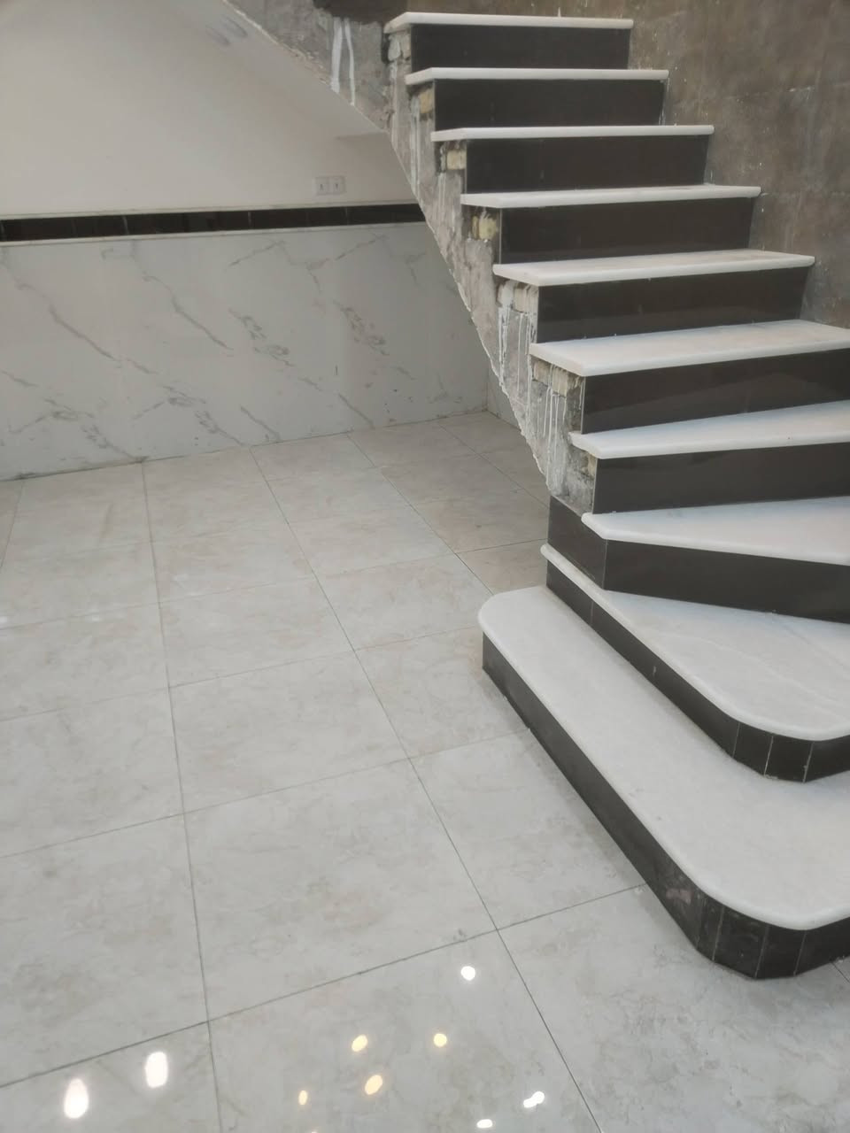 ابو عباس (***********) لعمل السيراميك واللوح البورسلاين والمرمر _ارضي _جداري _بايات درج شغل شرط درجة اولى بالطرق الحديثة تريد تصفير أرضية موجود وبكل الطرق نشتغل يوجد واتساب
