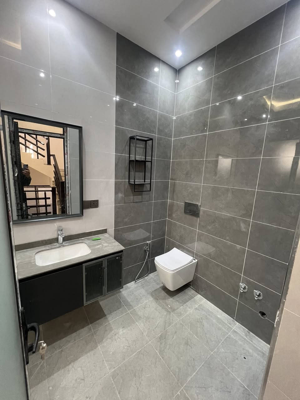 بسم الله الرحمن الرحيم
مكتب مهند الغريري للوساطه العقاريه 

للبيع بغداد السيديه مربع الضباط دار ١٩٦ متر واقع 

حال ٢٠٠ سند مستقل العقار

واجهيه ٧:٩٠ نزال ٢٥ 

شارع ٢٠ متر رصيف ٧ متر 

بيت فول درجه اولى بناء زيرو ٢٠٢٥ 

يحتوي ٥ غرف نوم وخدمات صحيه ٥ 

صاله مطبخ هول داخلي

 

واجهيه مرمر ارضيات مرمر بيبان قاصه 

شغل درجه اولى 

سند مستقل الدار 🏠 يقع على شارع الكويتي

السعر المطلوب مليار و٢٥٠ مليون دينار عراقي 

لمعرفه تفاصيل اخره على عقار او معاينه 

زياره المكتب السيديه شارع العلوه مقابيل مدرسه 

حلم الغد الاهليه وقرب مطعم سماش

***********
