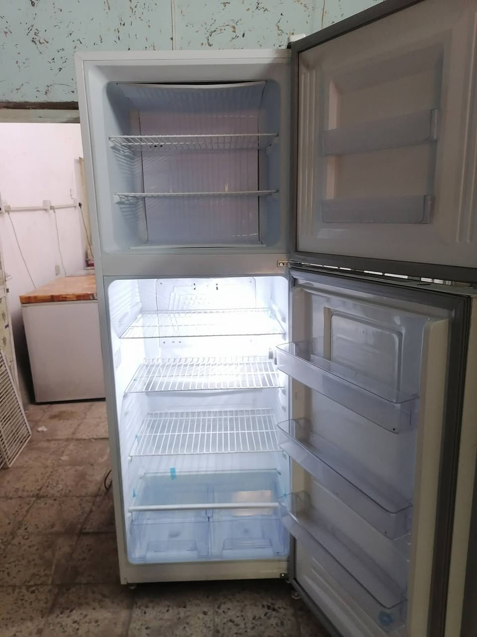 ثلاجات للبيع العدد ٢ نظيفات كلش اخوات الجدد استخدام قليل بعدهن بلزكات الشركة الحجم الكبير وحدة بابين نوع جنرال حجم ٢٢ قدم وحدة ٤ بيبان نوع شارك حجم ٣٠ قدم اسعارهن مناسبة سعر الوحدة ٣٠٠ وبيهن مجال المكان بغداد مدينة الصدر الشراي يتصل علة الرقم ***********
