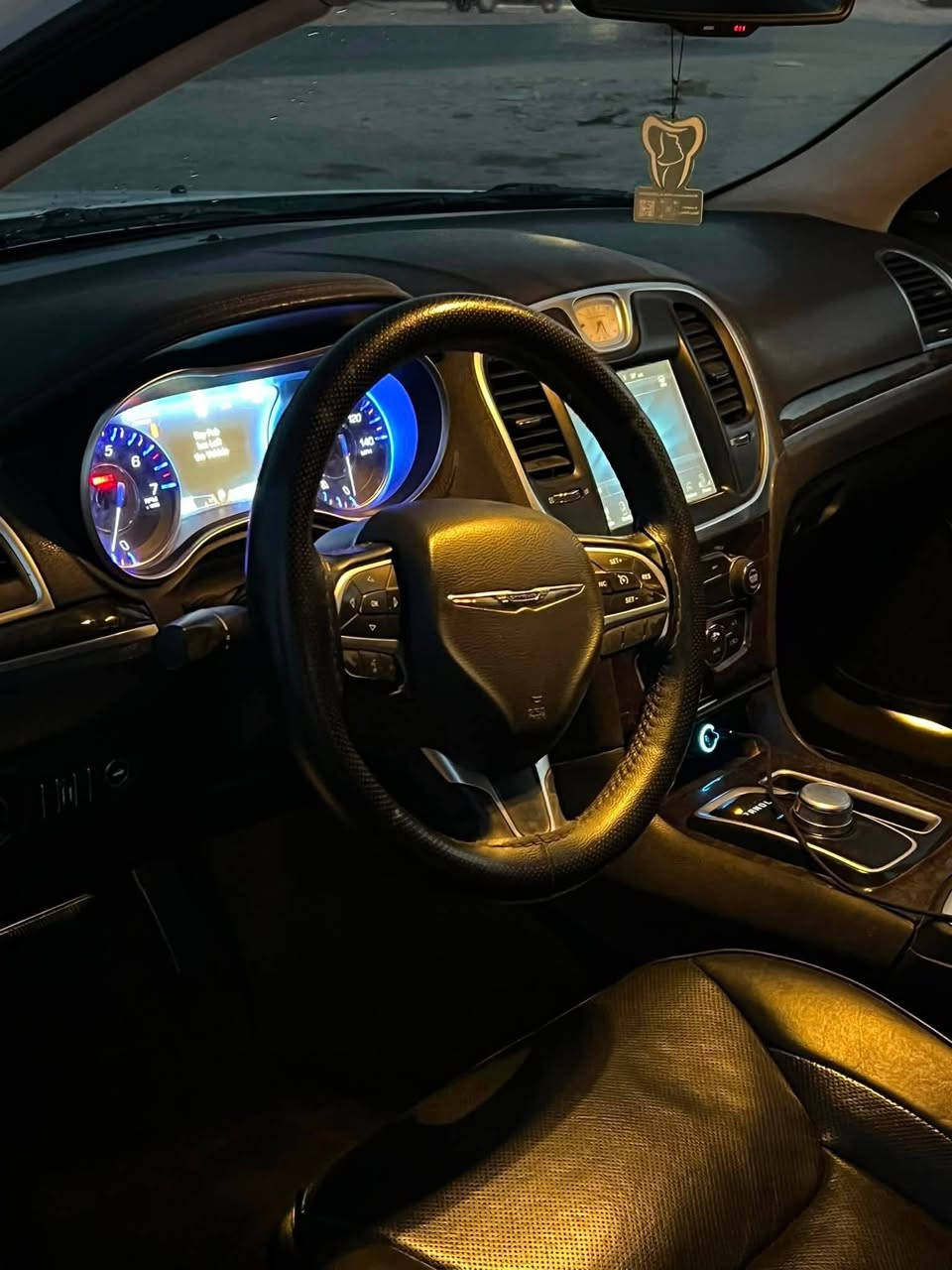 السلام عليكم اوباما 2016C
فول مواصفات 

    ✅ محرك 3.6 لتر V6 Pentastar.

* ✅ قير أوتوماتيك 8 سرعات 

* ✅ دفع خلفي.

* ✅ ويل مكسيكي 

* ✅ تشغيل بصمة ودخول ذكي 

* ✅ تشغيل عن بُعد (ريموت ستارت).

* ✅ شاشة 8.4 إنچ Uconnect.

* ✅ كاميرا خلفية.

* ✅ مقاعد جلد فاخرة.

* ✅ تبريد وتسخين للمقاعد الأمامية.

* ✅ تدفئة للمقاعد الخلفية.

* ✅ تدفأة ستيرن مع تحكم بالصوت والهاتف.

* ✅ تحكم كهربائي بمقعد السائق والراكب مع حفظ وضعية السائق.

* ✅ مرايا كهربائية قابلة للتعتيم والتدفئة.

* ✅ مثبت سرعة.

* ✅ دبل زون للمكيف (السائق والراكب كل واحد يضبط حرارته).

* ✅ إضاءة نهارية LED وضباب أمامي.

* ✅ ستارة خلفية كهربائية (إذا موجودة بسيارتك).

* ✅ نظام مراقبة ضغط الإطارات.

* ✅ نظام مانع انزلاق وثبات إلكتروني (ESP).

* ✅ 8 إيربكات للحماية. 

  ً✅مكان السياره الديوانية مركز المحافظة والسياره بيها مكانين بارد بسيط جداً  ماشيه 120

✅رقم بي واتساب ***********
