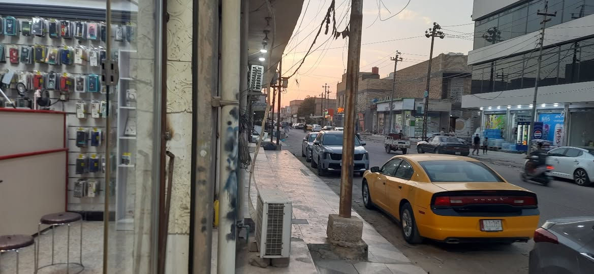 محل جاهز للبيع 
محل موبايلات (كامل مكمل) للبيع بسبب عدم التفرغ، بموقع مميز وشغال ما ينقصه أي شيء. ادخل واشتغل فوراً!

​📍 ​الناصرية - حي أريدو - فرع مستشفى القلب (موقع حيوي وحركة مستمرة).

​المحل عبارة عن محلين مقسومين بمساحة چبيرة، وجاهز بالكامل من كل النواحي:

​الديكور والأثاث: 3 رفوف 3 ميز 

​الأجهزة والالكترونيات: شاشة عرض + منظومة كاميرات مراقبة  + سبلت+ عدد صيانة  
 مسواگ كامل وجديد (ما بيه أي نقص)، يشمل كافه أنواع الملحقات لزكات شاحنات ، تحويلات حتى كيبلات نت، ماوسات، فلاشات، راوتر، وغيرها).

​+ طابعة شغالة ونظيفة 100%.

​الايجار 200 ألف دينار فقط (إيجار ثابت وممتاز بالنسبة للموقع والمساحة).

​💡 ملاحظة: المحل متعوب عليه والبيع مع كافة الأغراض والمسواگ. فرصة ذهبية للي يريد يبدأ مشروعه الخاص بدون دوخة التأسيس والمسواگ.


**إذا كنت صاحب هذا الإعلان وتريد حذفه لأي سبب، رجاءا أرسل رسالة إلى الدعم الفني**