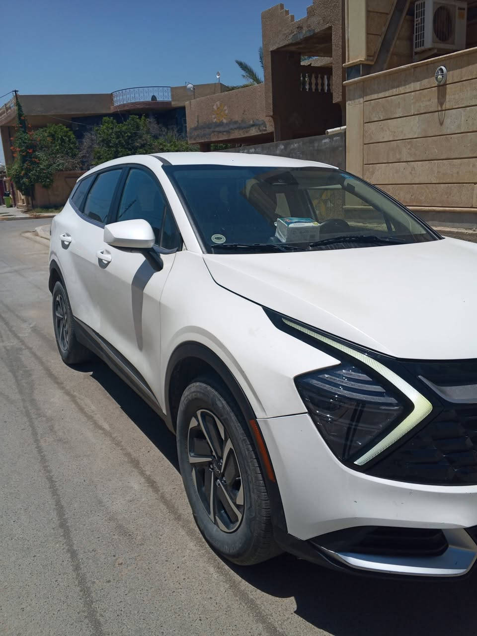 السلام عليكم 👋🏻 كيا سبورتج 🚗 هايبرد موديل ٢٠٢٣ وارد امريكي اللون ابيض حادثها بنيد وجاملغ ايمن مبدلات بالبلادي بدون صبغ وتصليح باللغد بسيط ومصبوغ الباب الصدر الايمن وبيها بارد خفيف على سياره مبين بالصور بدون صبغ وبيها سونار السياره ليبل واحد ماعدا الجاملغ وبنيد ومابيها أي ايرباك طاك كلها سستم كامل محرك وكير كله جديد مالت شركه ماشيه 18000 الف قابل للزياده  بعدها زيرو مواصفات نص فول LX رقمها بغداد انكليزي بأسمي هزه جديده سنويه ل ٣٠ تحويل مباشر   السياره للبيع ✅ بسعر  165  وبيها مجال بسيط حك الجيه ✅ رجاءا الي يريد يستفسر أكثر يتصل وان شاء الله خير مكاني بغداد - الهاتف / ***********    *********** ابو حسام
