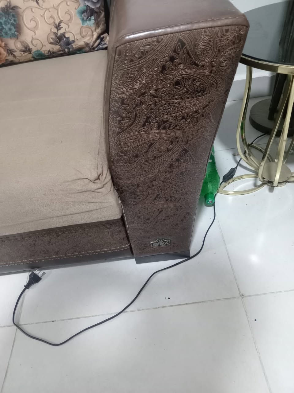تخم قنفات تركي اصلي يتكون من هيكل حديد مغلون قابل للتفصيخ والشد بكل سهوله استعمال نضيف من ماركه ابيكا التركيه ١٠ مقاعد يتكون من سرير مريح وايضا مخازن عدد ٢ السعر ٧٥٠ بيه مجال اي استفسار ***********
