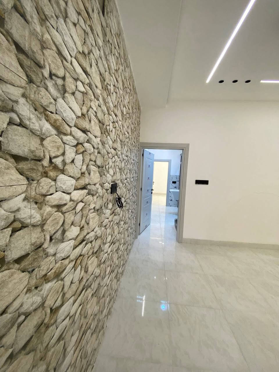 السلام عليكم 
داران توأم 
تم بيع احد الدور والباقي دار واحد
حي السكر قرب جامع الرحمه
 موقع مميز جدا قرب الجامع
 والسوق  والمدارس  
فرع صبه 
مساحة كل دار 100 م 
(5 * 20 ) 
طابقين 
4 غرف نوم  ومطبخ وهول واستقبال وصحيات بالطابقين مع صحيات خارجيه 
تصميم هندسي مميز وراقي 
نظام دكتات وسبالت  وسستم كاميرات 
للاستفسار مراجعة مكتب المدينه قرب جامع الرحمه 
***********
***********
