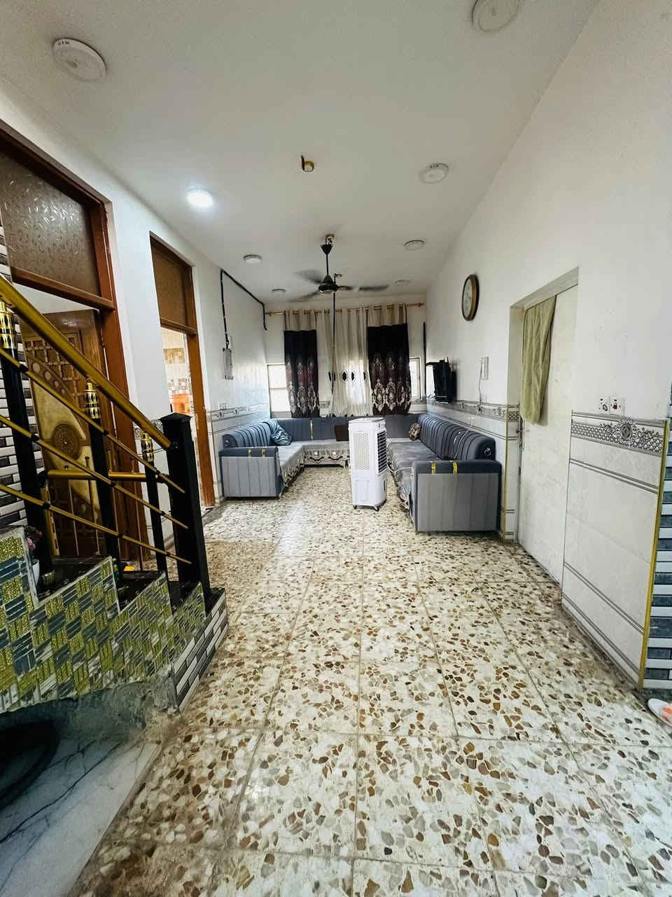 بيت للبيع مساحتها 320 متر نوع العقار زراعي يتكون غرفتين وصاله وكلدور وصحيات داخلية + خارجية بيت كامل أرضية بورسليم حديقة جانبية 120 متر  شارع تبليط خدمات كاملة مدارس قريباً على بيت العنوان منطقة الغليس قرب نبي الله ايوب على شط الحله طريق ديوانية حله سعر 65 وبي مجال بسيط.... ***********
