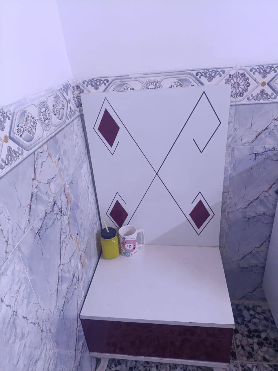 السلام عليكم  غرفه البيع السعر 200المكان النجف رقم ***********
