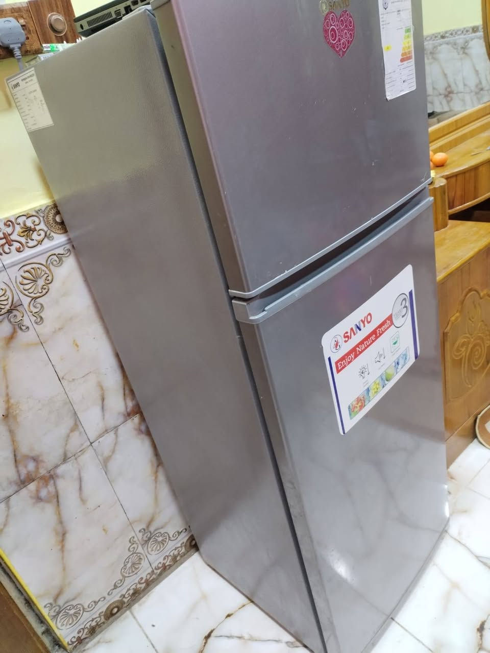 ثلاجه للبيع  جديده مستعمله قليل 200 بيه مجال قليل واتساب ***********
