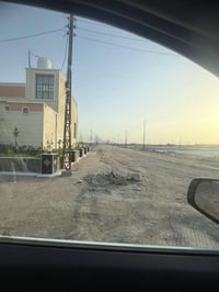 قطعه المساحه ٢٠٠ م على شارع ١٥ م موقع رئيسي جداً مميز وبلاش والله يديم...