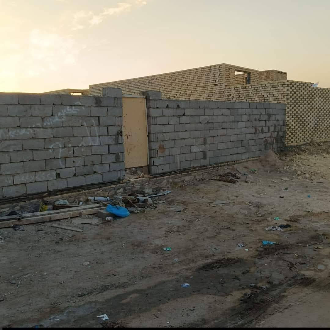 السلام عليكم 
عندي قطعه مسيجه بيها غرفه هيكل  المساحه ٢٥٠ متر 
تبعد عن الشارع العام المعالي ١٠٠ متر
مخدومه ماء كهرباء السعر مناسب
***********
