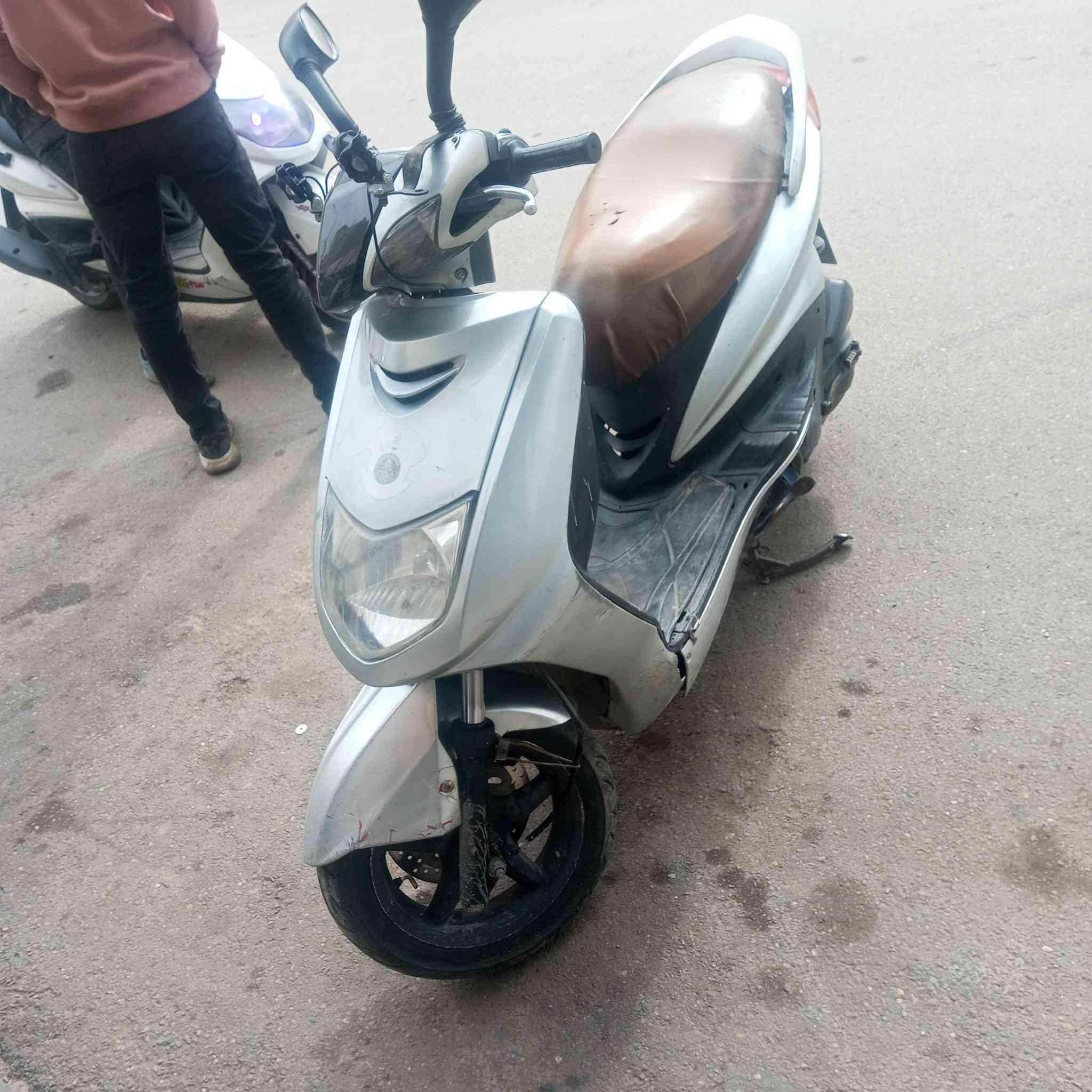 السلام عليكم شباب 
سكنس ياباني بلاد 110 كابريتر 
مثل ما موضح بصوره بيها تريشه يسار من جوا بيها كسر بسيط كفرات بلادي 
دراجه شغاله نكرة سلف كهرباءيات شغاله مناقصها اي شي 
الدراجه مااكفلها لان شتريتها من شارع بدون فحص مااعرف مفتوحه او لا بس دراجه صارلها يمي ٤ اشهر ما عانيت منها اي شي 
تخم تايرات جدد
بريكات تخم
لد زنون + بومات ثنين دراجه حلوه 
سعرها ٦٠٠ وبيها مجال
مكان العراق بغداد الأعظمية راغبه خاتون الكم 
*********** بي واتساب
