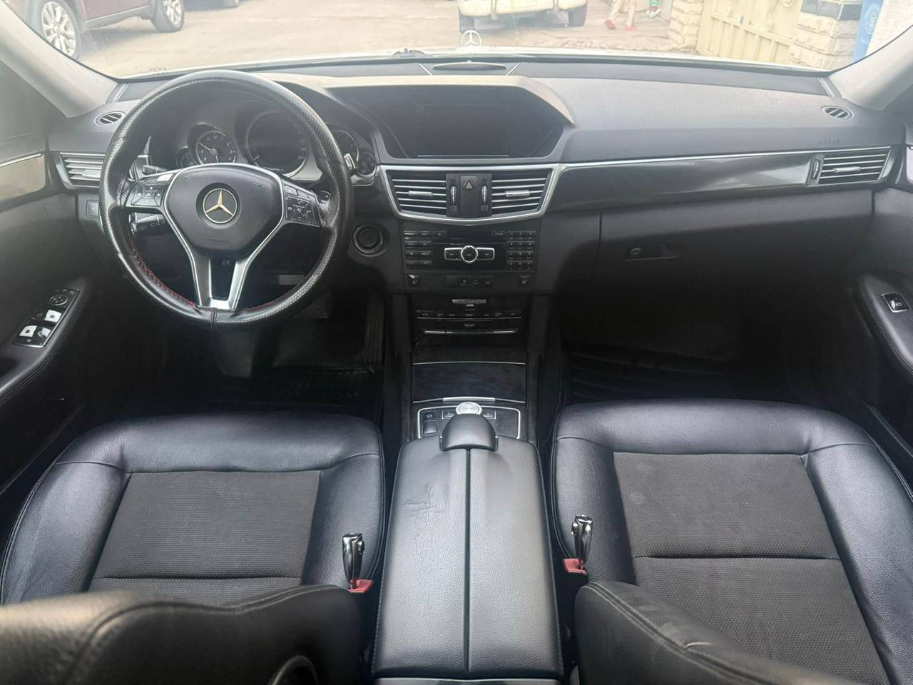 السلام عليكم مارسيدس E212 حجم 200 للبيع سيارة بيها صبغ بنيد وچاملغ بدون ضرر ايمن ماشية 160الف 
سعر 190 وبيها مجال ***********
