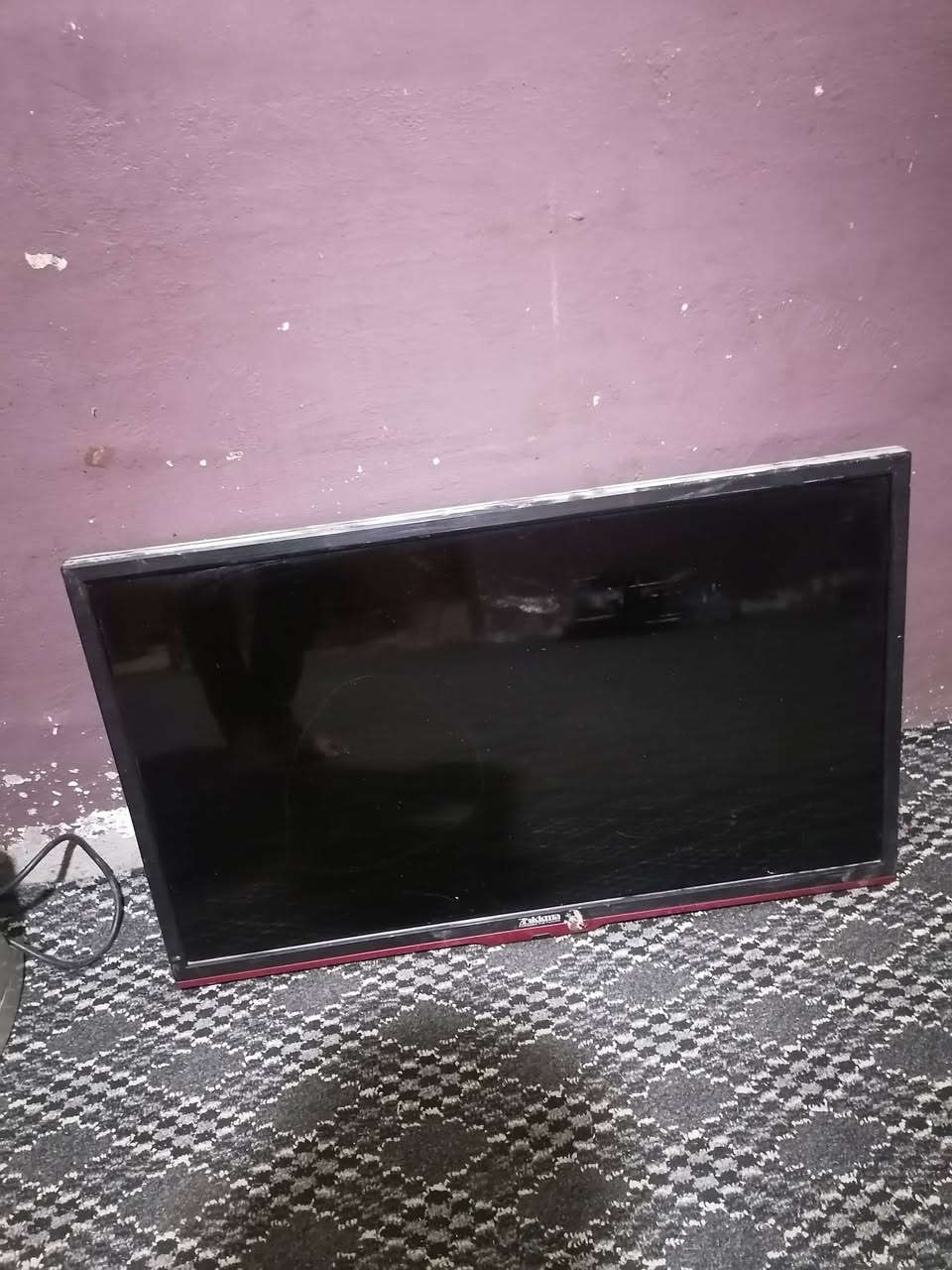 شاشات 4 مثل ماشوف بلصوره ب 150 الف قفل كلهن شغالات ما عده وحده بيها خلل مره تشتغل ومره ما تشتغل / الرجيبه ***********
