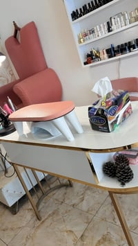 ميز اكرلك للبيع مع كراسي.  للتواصل 07755521028