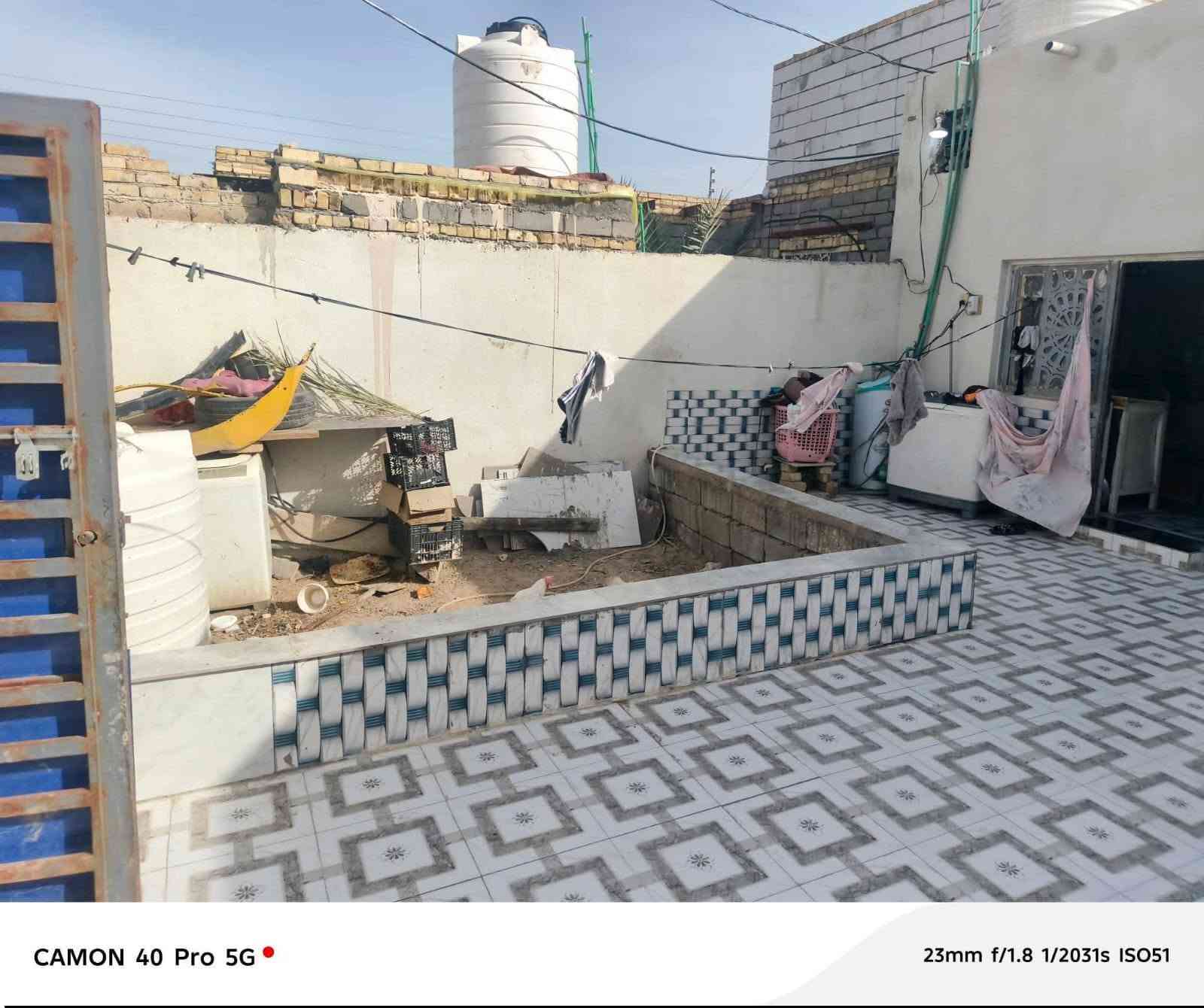 بيت للبيع مساحه 200متر  يتكون من غرفتين +صاله +مطبخ+ديوانيه+صحيات خارجيه وداخليه +كراج كبير  بناء جديد  شارع الخظر قرب مقام الخظر تفاصيل اكثر اتصل على الرقم ***********
