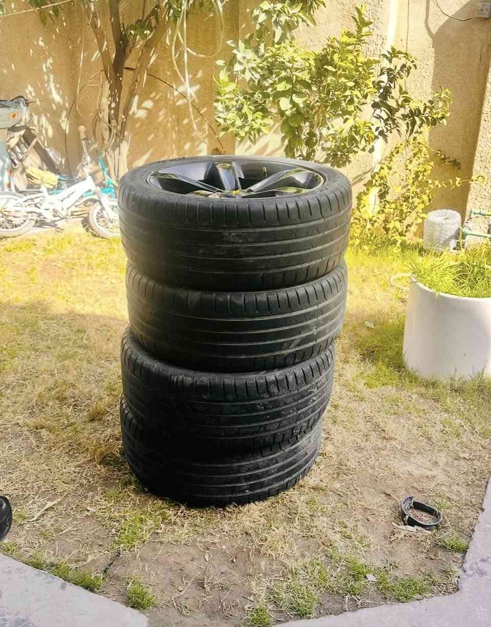 السلام عليكم عندي تاير مع الويل جارجر موديل 23  عدد 4. تخم مستعمل قليل السعر 400 الف موبايل ***********
