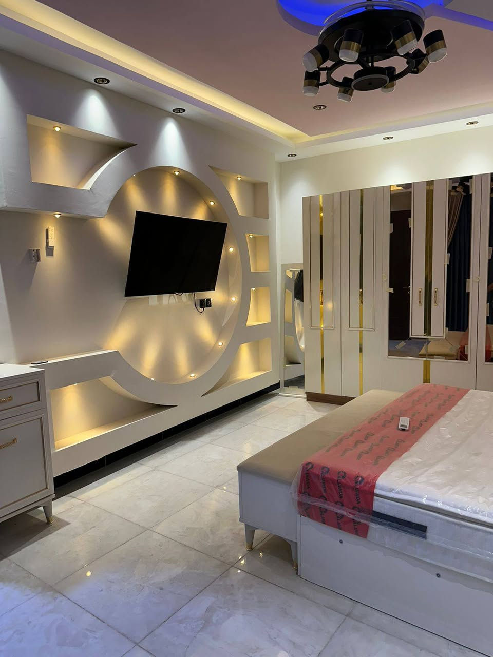 🏠 بيت للبيع في الدورة - من المالك مباشرة (بدون وسيط)
الموقع: الدورة، خلف كلية الهادي (موقع ممتاز وقريب من الخدمات).
📐 المساحة والأبعاد:
• المساحة الكلية: 105 متر مربع.
• الواجهة: 7.5 متر.
• النزال: 14 متر.
🏢 تفاصيل البيت (3 طوابق):
• الطابق الأول:
• صالة واسعة + استقبال.
• غرفة نوم.
• مطبخ.
• حمام + منور.
• الطابق الثاني:
• 3 غرف نوم.
• حمام.
• الطابق الثالث:
• غرفة نوم.
• حمام.
✨  متوفر تصوير فيديو كامل ومفصل لكل طابق يوضح البناء والتصميم (للي يحب يشوف البيت قبل الزيارة).
• البيع مباشر: من صاحب البيت مباشرة بدون أي عمولات أو وساطة عقارية.


**إذا كنت صاحب هذا الإعلان وتريد حذفه لأي سبب، رجاءا أرسل رسالة إلى الدعم الفني**