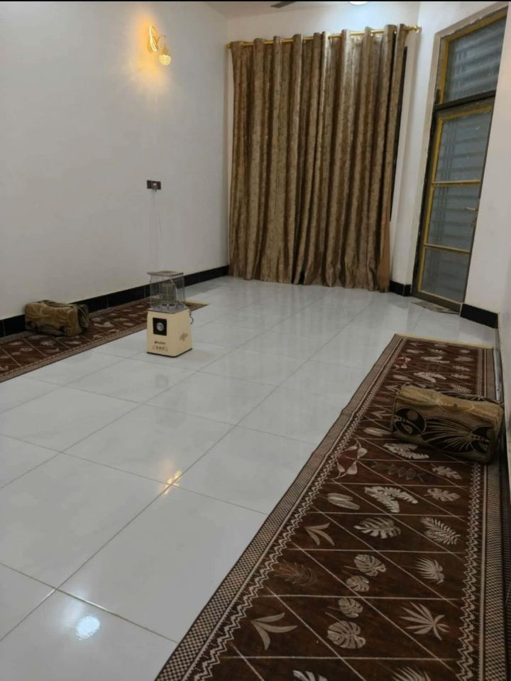 سلام عليكم خوان للبيع بيت بالثوره مساحه ١٦٥ طابقين طابق الول كامل وطابق الثاني عوزه لبخ وترتيب بيت طابو صرف سعر البيت مناسبه الشراي يتصل ***********
