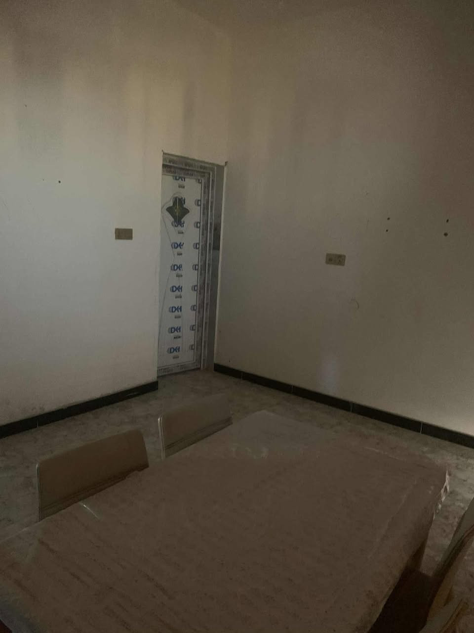 � بيت حديث البناء للبيع – الخاجية
📍 المساحة: 200 متر
📍 الموقع: منطقة قريبة جداً من المدرسة الصينية

🔹 تفاصيل الطابق الأول:

 • غرفتان نوم
 • صالة + هول واسع
 • مطبخ حار و بارد
 • مجموعة صحية

🔹 تفاصيل الطابق الثاني:

 • أربع غرف نوم
 • صحيات فوك وجوه 
 • مساحة خارجية (مكان خارجي)

💰 السعر: خاص

📞 للتواصل والاستفسار: ……***********
