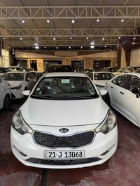 للبيع سيراتو خليجي محرك1600 دوش بيها صبغ قطعتين شاشة كامرة  السيارة جا...