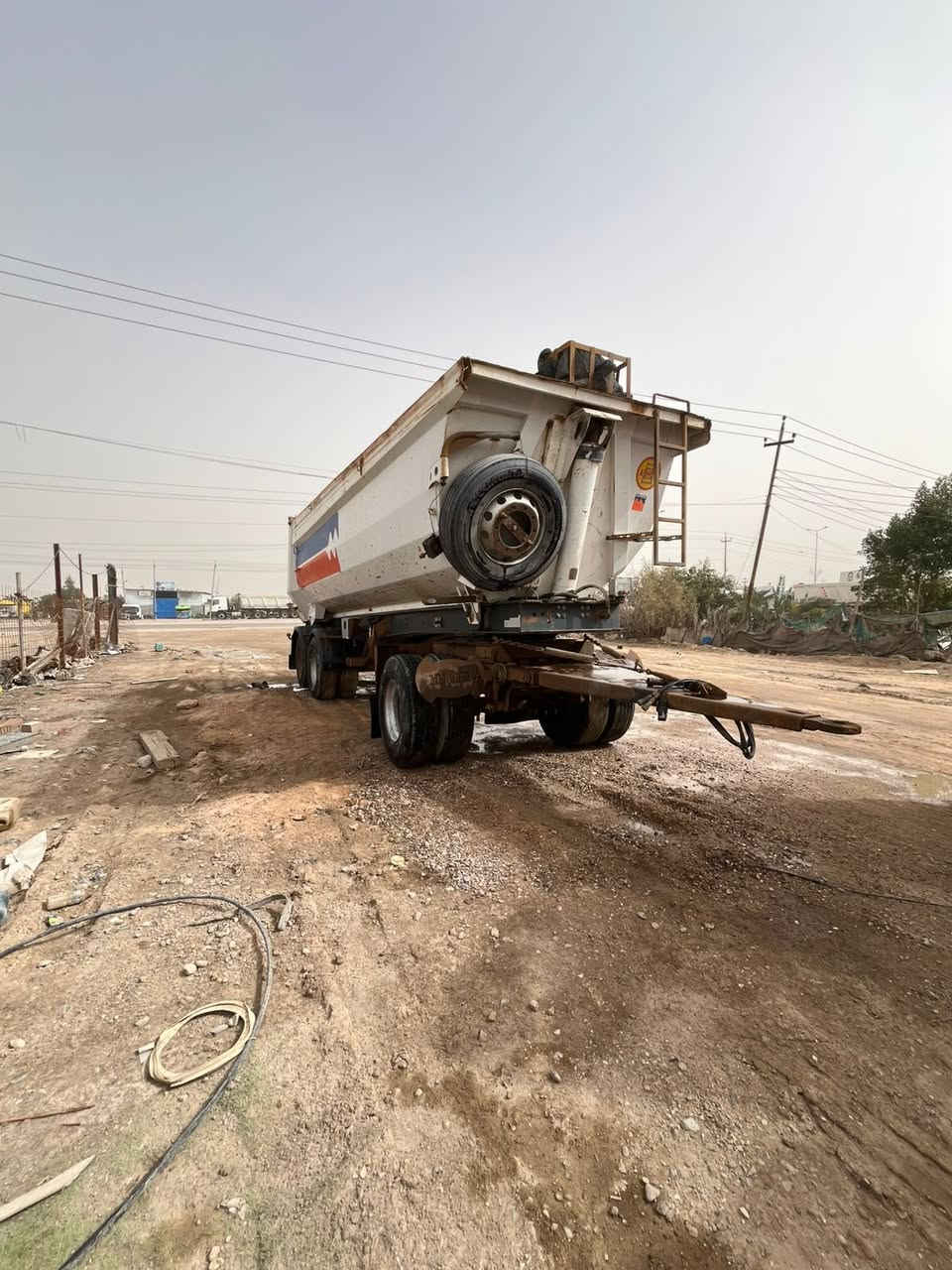 سلام عليكم مقطوره حوضيه للبيع دنكيرين جوبلس بلاديه ذره 27متر تصير عربانه تريله تصير مقطوره تايرات 22نص عمر كفاله من كلشي سعر170بيه مجال ***********
