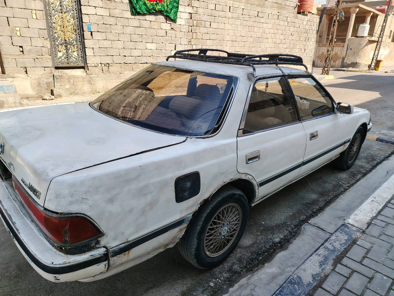 سيارة للبيع، لونها أبيض كما موضح في الصور. السيارة بحالة جيدة للاستخدام اليومي. المقصورة الداخلية نظيفة ومجهزة بمقاعد مريحة. المحرك يبدو قويًا ويعمل بكفاءة. يوجد بعض الخدوش الخارجية لكن لا تؤثر على الأداء العام للسيارة.