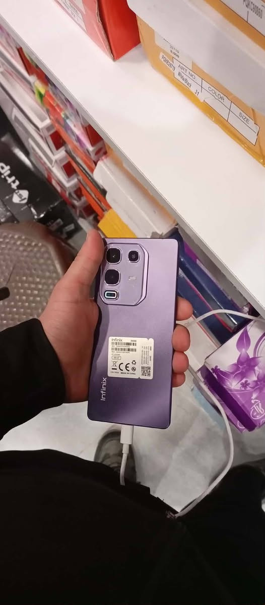 سلام عليكم انفنكس نوت 50برو 
ذاكرة ٢٥٦
رام ٨+٨ 
كفر الأصلي 
شاحنة لاسلكي أصلية 
شاحنة عادية 
كارتون موجود غراض كاملة 
***********
