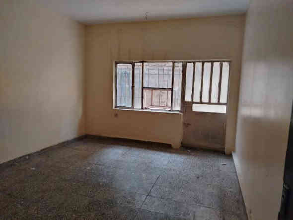 دار للبيع مساحه ١٨٠ متر الواجهة ٩ والنزال ٢٠ في حي الاعلام خلف شارع الخفاجي مباشرة بسعر مناسب جدا قياسا بمواصفاته ٢٩٥ مليون و بي مجال بسيط....إمكانية بيع ١٠٠ متر او ٨٠ متر حسب الرغبة.... شارع مرتب و هاديء جدا و موقع مميز قرب سوق الاعلام و المدرسة الصينية الحديثه و شارع البداله و تقاطع درويش.....بناء قديم يحتوي على استقبال ومطبخ وغرف عدد ٣ وصحيات عدد ٣ وحولي و درج خارجي بحيث معزول الطابق الأول عن الثاني...علما انه سابقا كان مؤجر لعائلتين كونه يتضمن  وحدتين سكنية و البيت فارغ حاليا.....للاستفسار *********** او ***********
