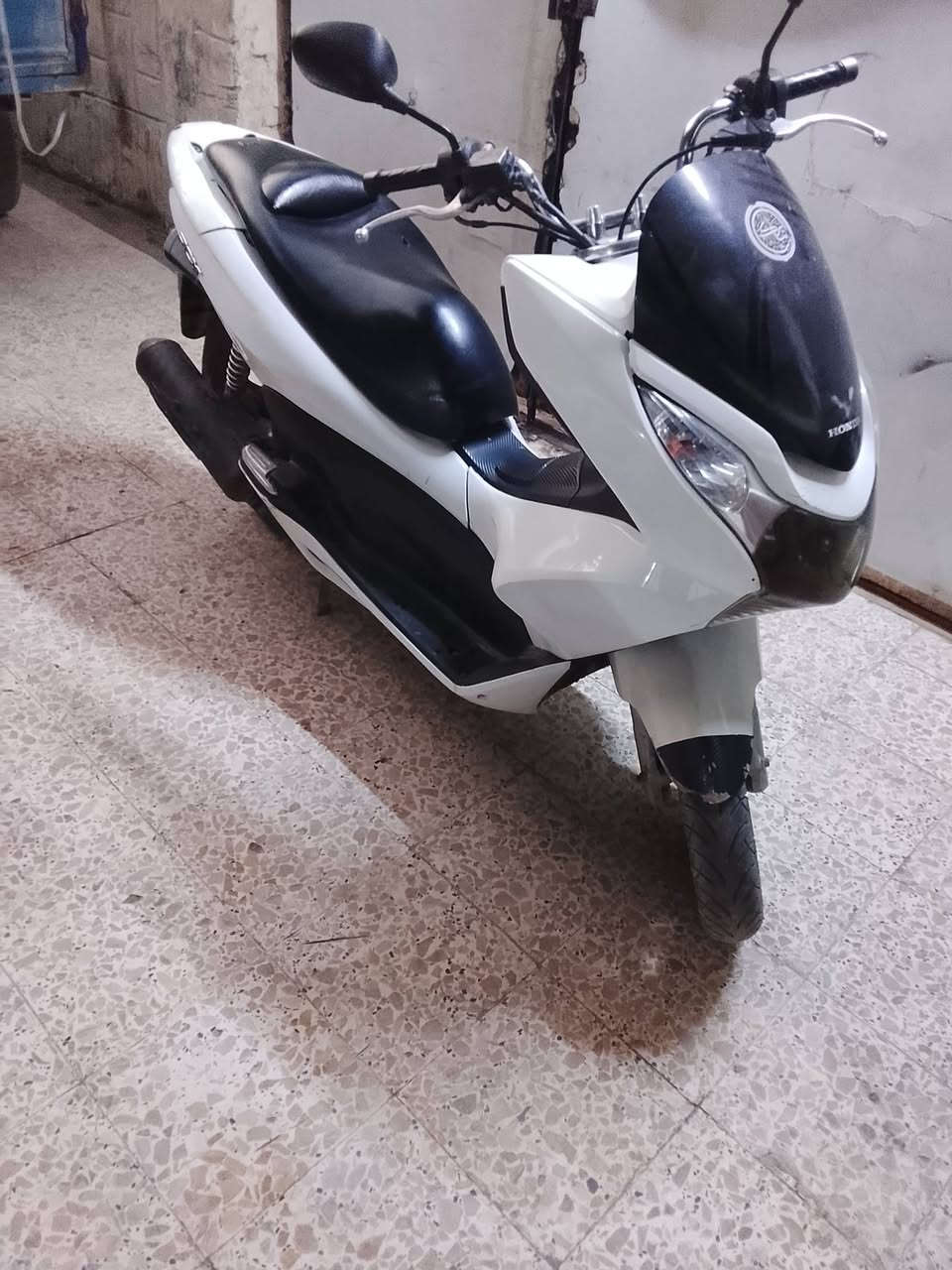 السلام عليكم pcx جيل اول نظيف ياباني اصلي  مبدل فقط ولفات مكاني بصرة السعر واحد ومية 
الرقم ***********
