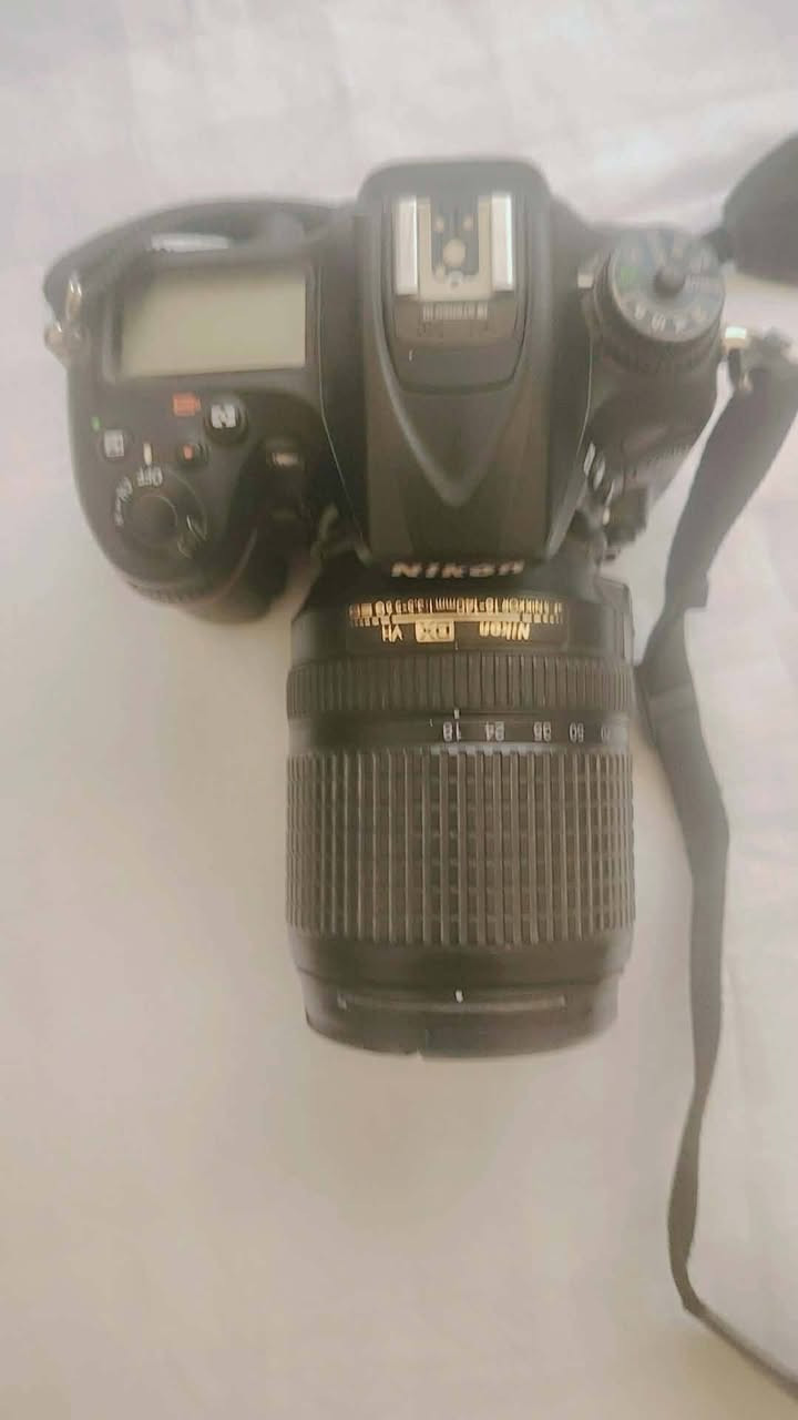 للبيع نيكون 7200 النظافه مثل البلصور
تُعد كاميرا نيكون D7200 (Nikon D7200) واحدة من أشهر وأنجح كاميرات الـ DSLR التي أطلقتها شركة نيكون. تُقدم الكاميرا - أداءً ممتازًا يجمع بين جودة الصور العالية والتحكم الاحترافي.
- نظام التركيز (Autofocus): 51 نقطة تركيز (منها 15 نقط مع حساسية عالية في الإضاءة المنخفضة 
- تصوير الفيديو: بدقة Full HD (1080p) حتى 60 إطارًا في الثانية مع جماليه في الالوان 
- الاتصال: Wi-Fi و NFC مدمجان.
للاستفسار اكثر (***********)
