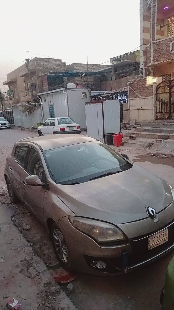السلام عليكم رينو ميكان موديل 13
كير ومحرك مكفول مصبوغة احزام  لعنوان بغداد لشعب الرقم ***********.        السعر 67 وبيها مجال
